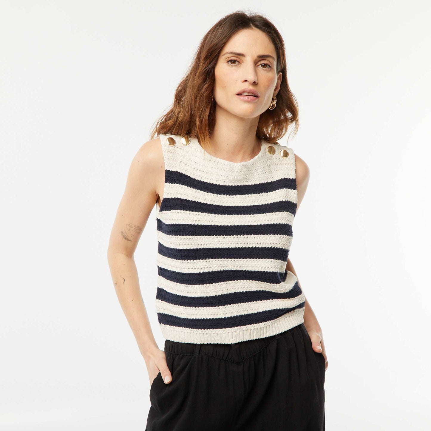 Pull en crochet sans manches avec boutons dorés aux épaules BEIGE