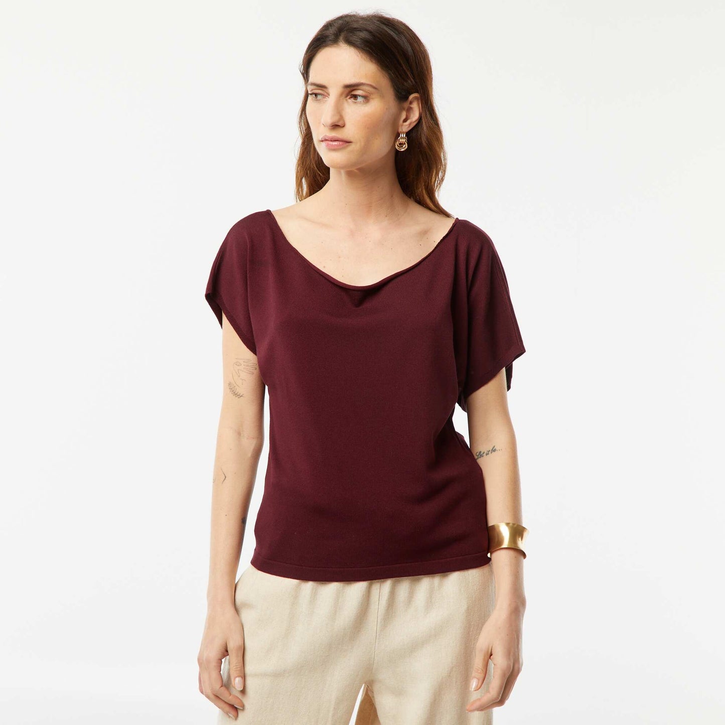 Pull en maille avec un col bateau et des manches courtes ROUGE