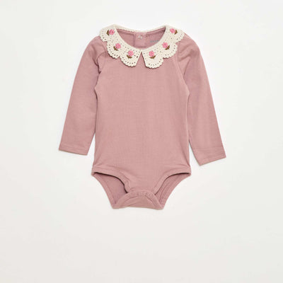 Body en maille jersey avec un col claudine brodé ROSE
