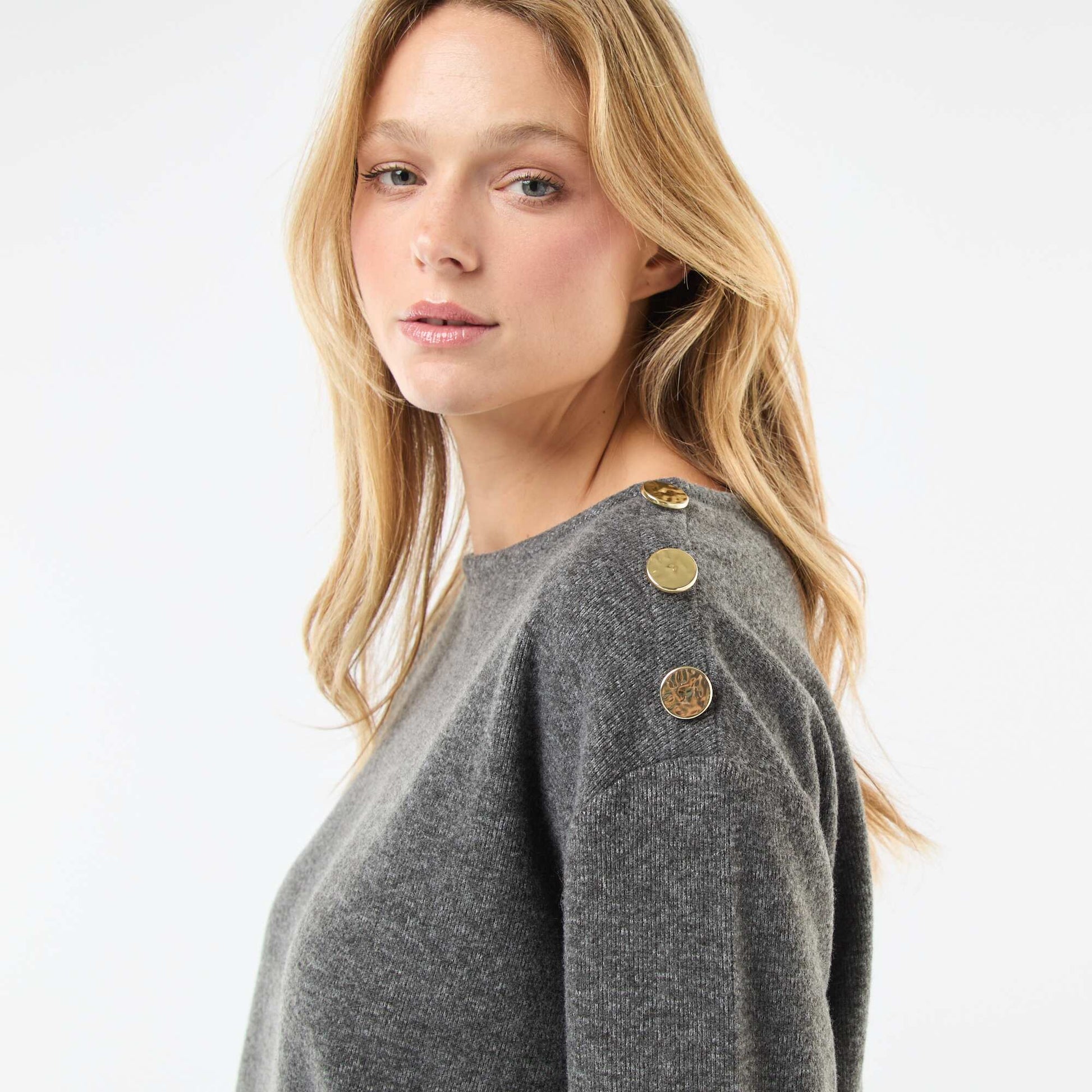 Pull avec boutons fantaisies dorés à l'épaule GRIS