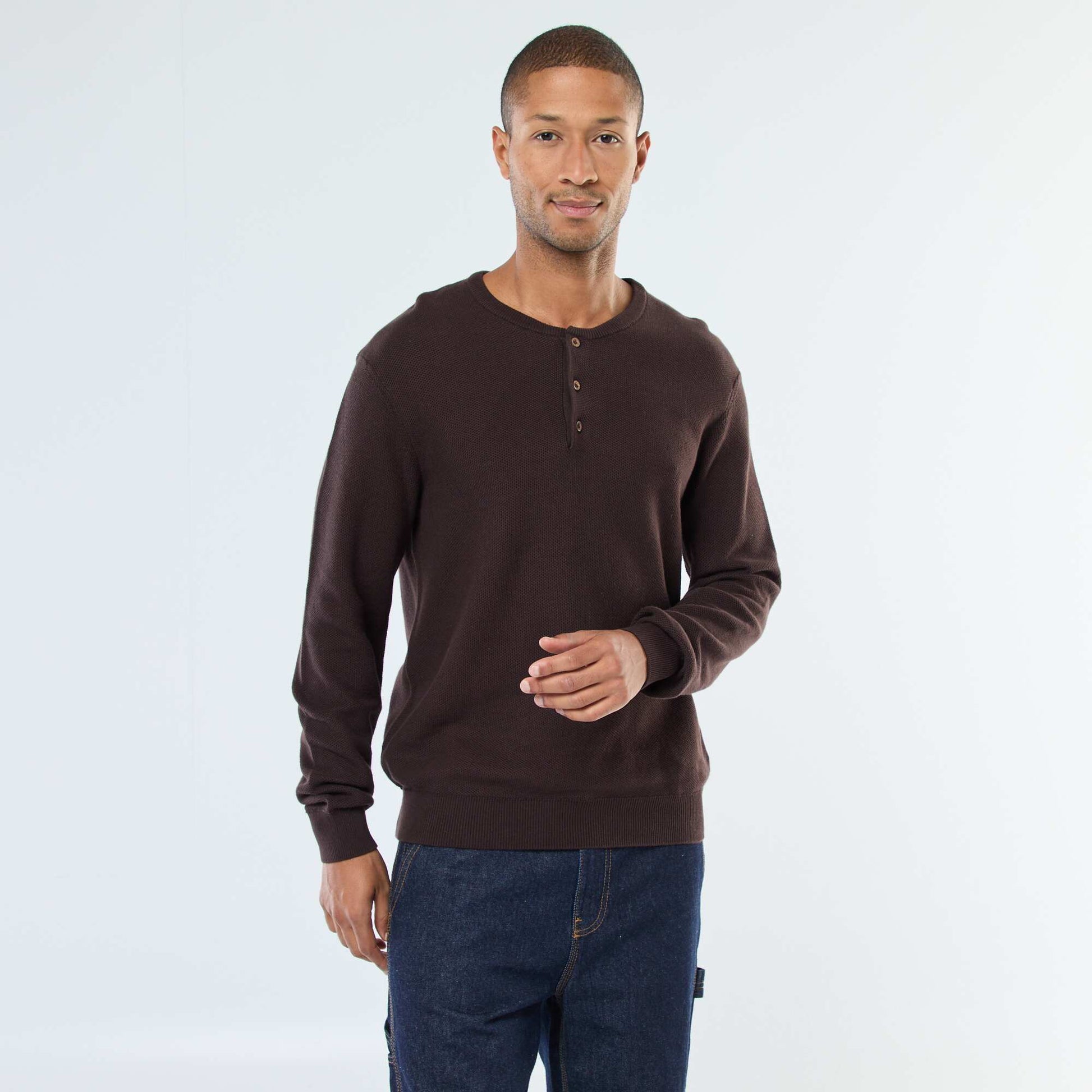 Pull en maille fantaisie à col rond boutonné MARRON