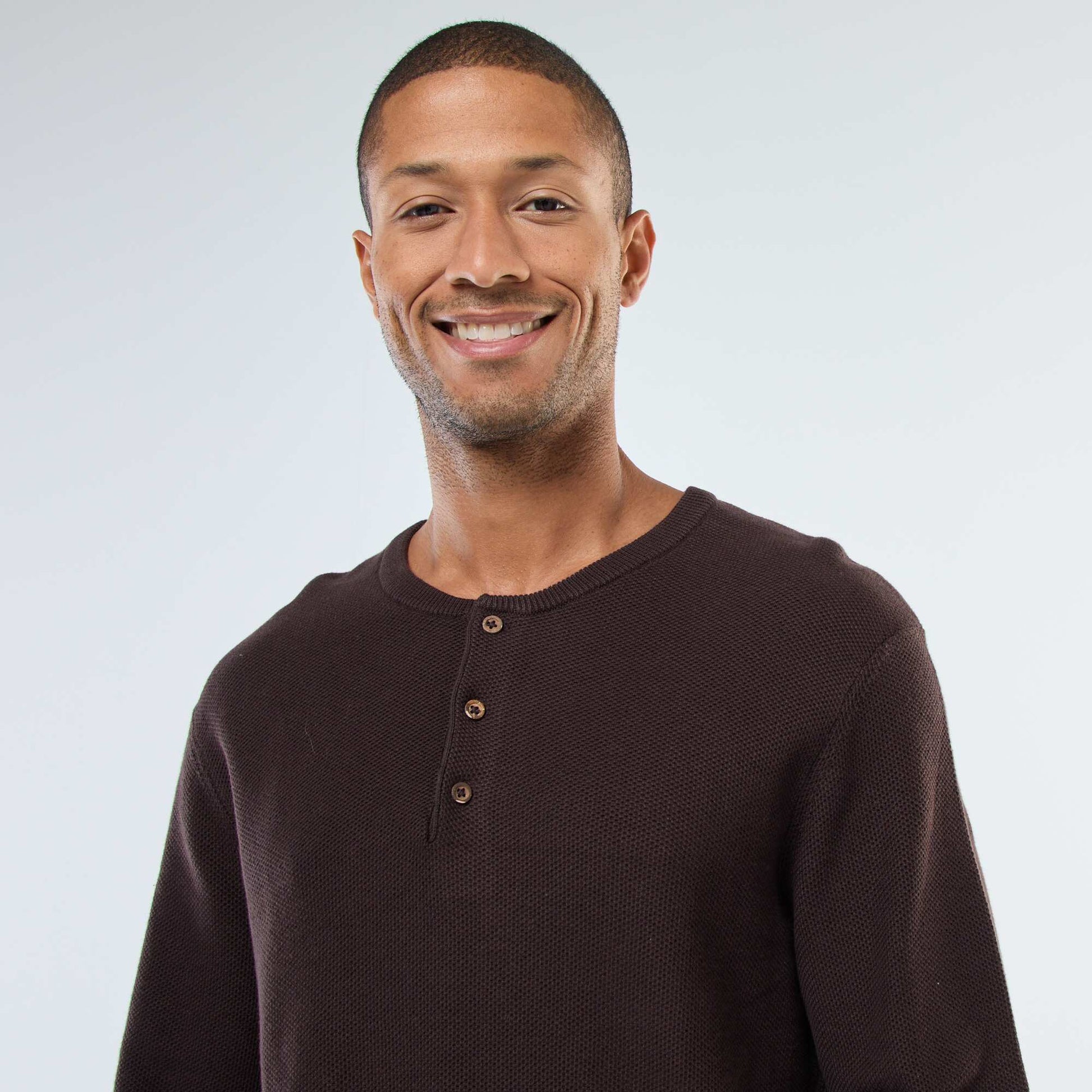 Pull en maille fantaisie à col rond boutonné MARRON