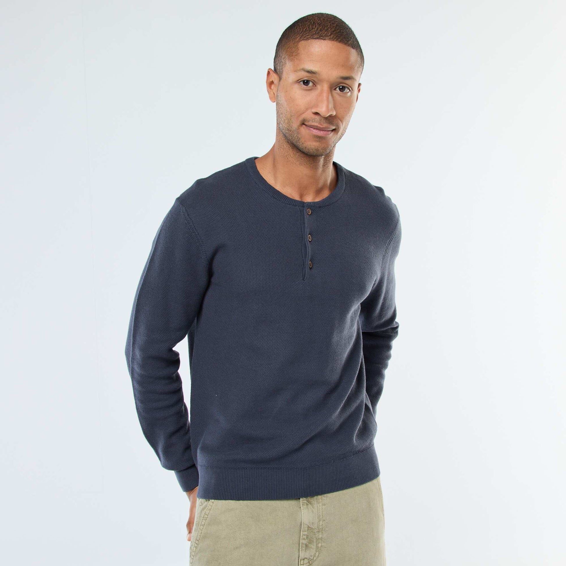 Pull en maille fantaisie à col rond boutonné BLEU