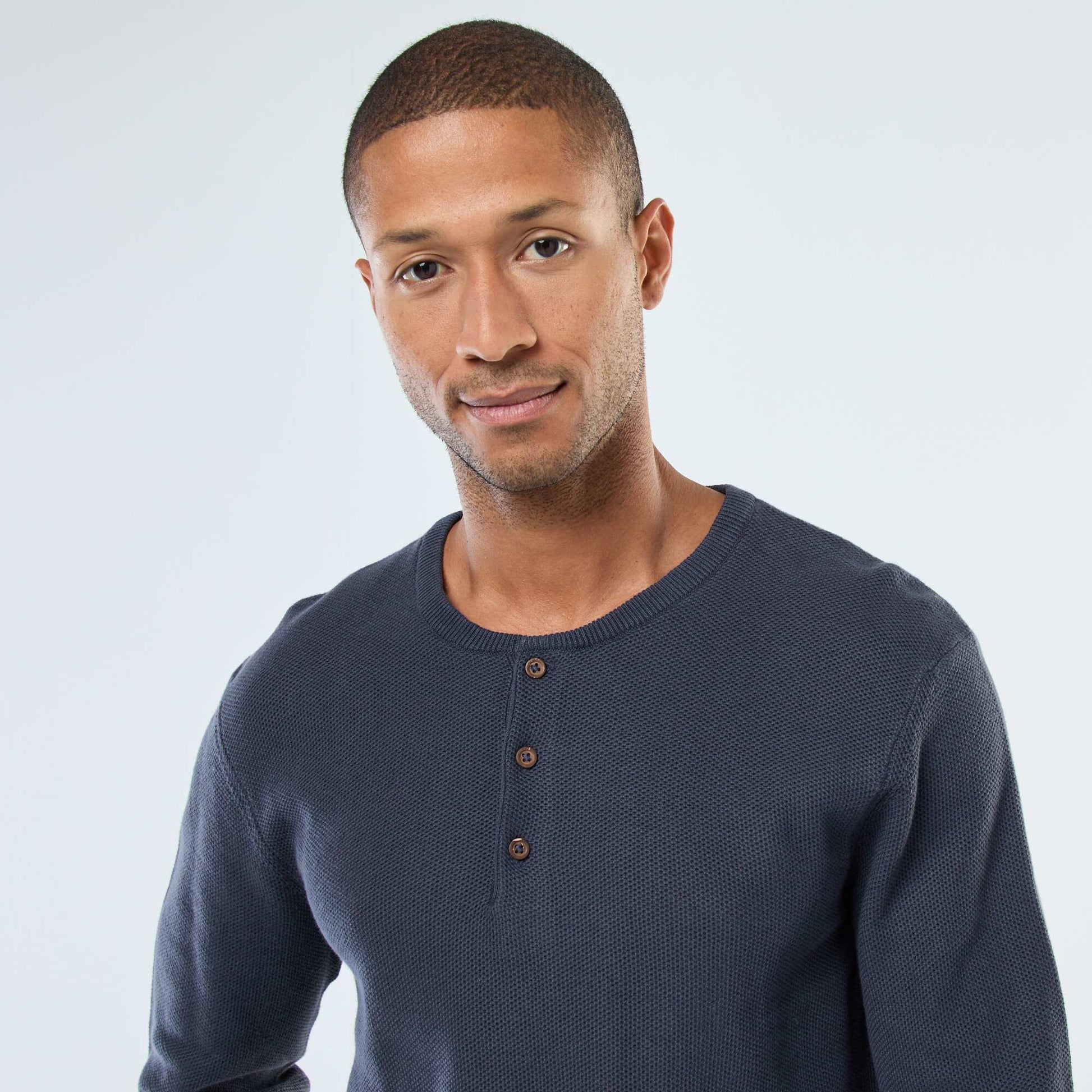 Pull en maille fantaisie à col rond boutonné BLEU