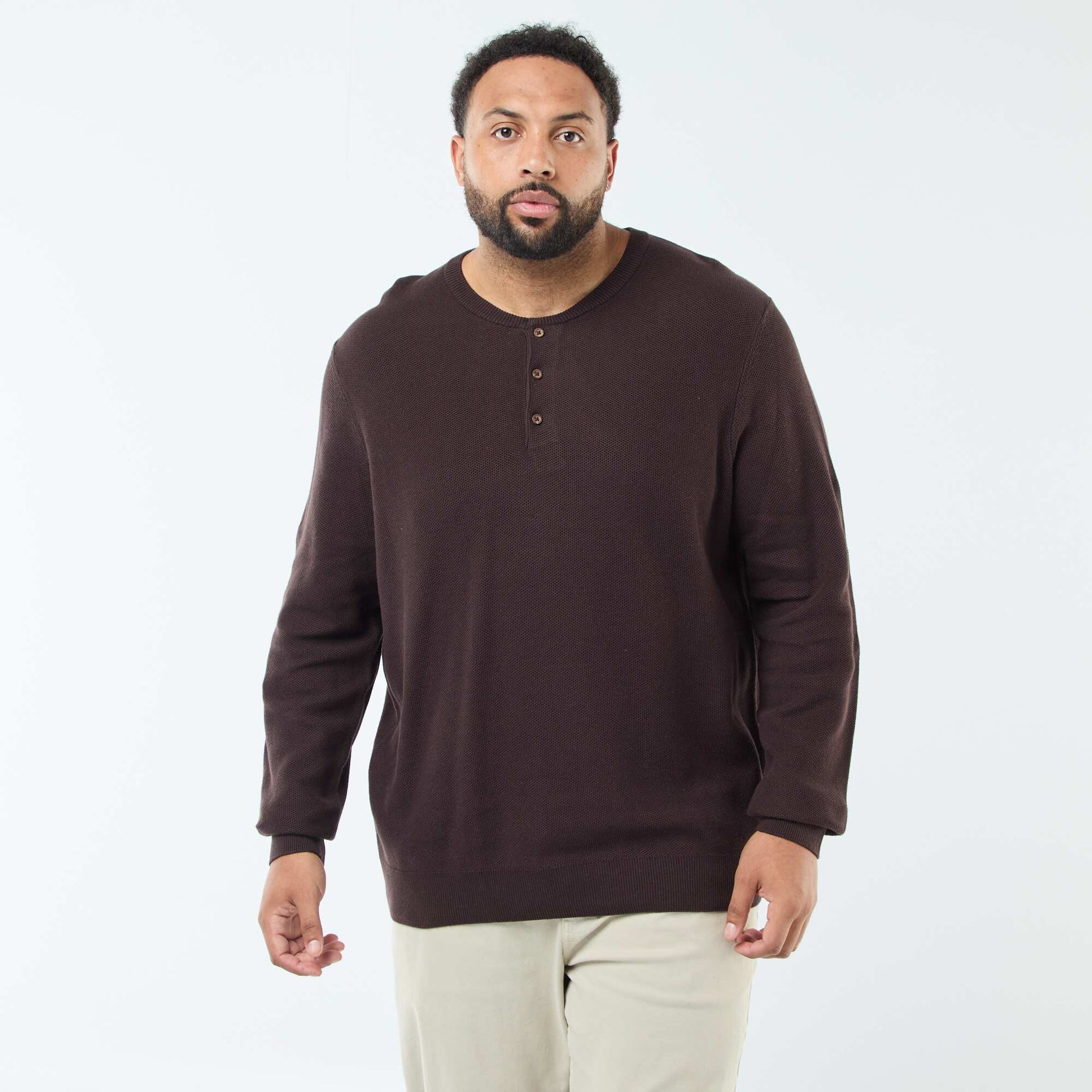 Pull en maille piquée avec col rond boutonné MARRON