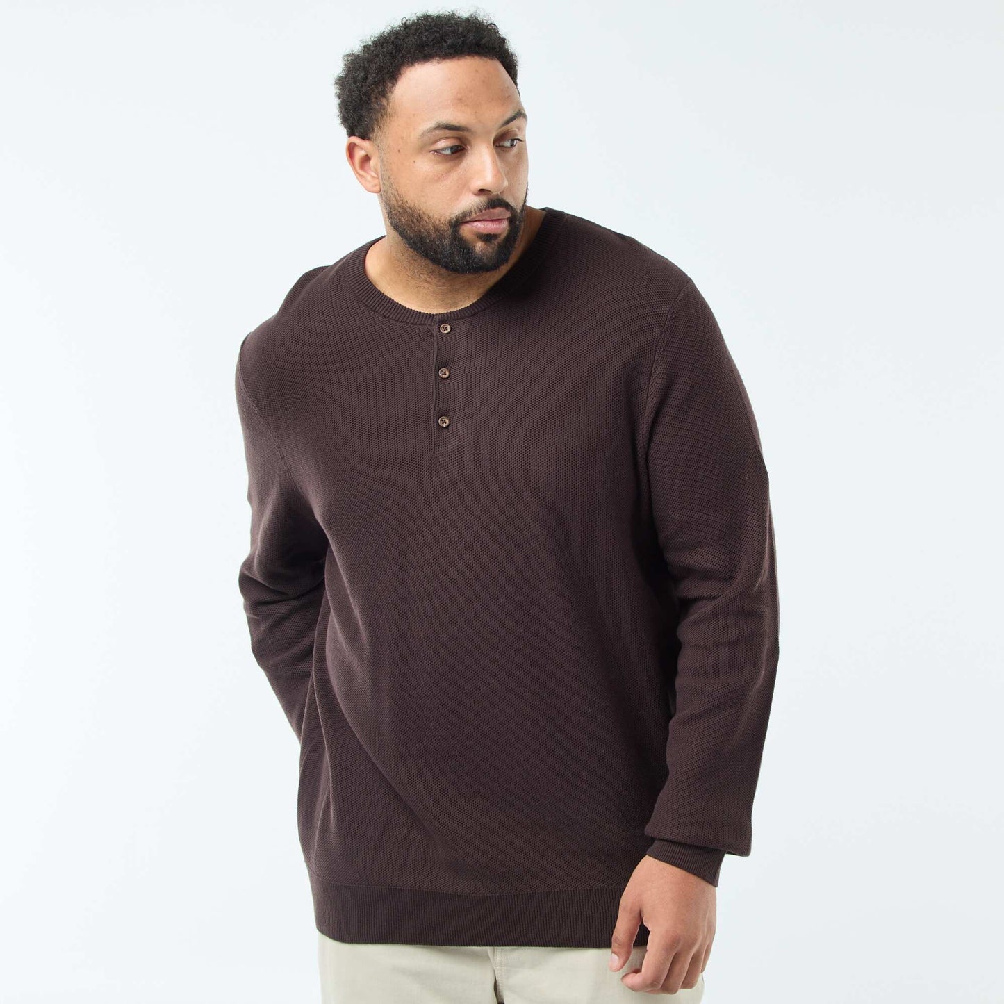 Pull en maille piquée avec col rond boutonné MARRON