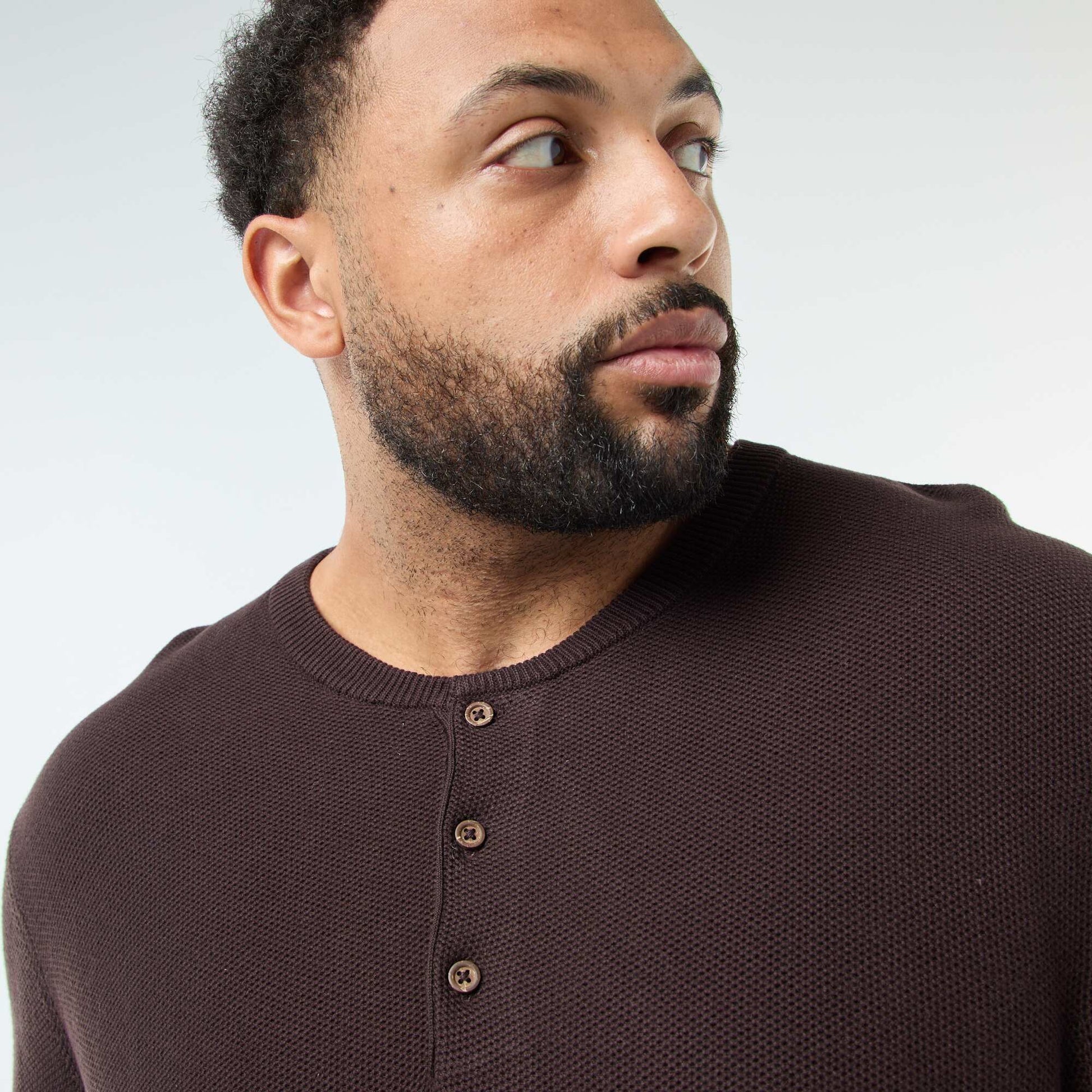 Pull en maille piquée avec col rond boutonné MARRON