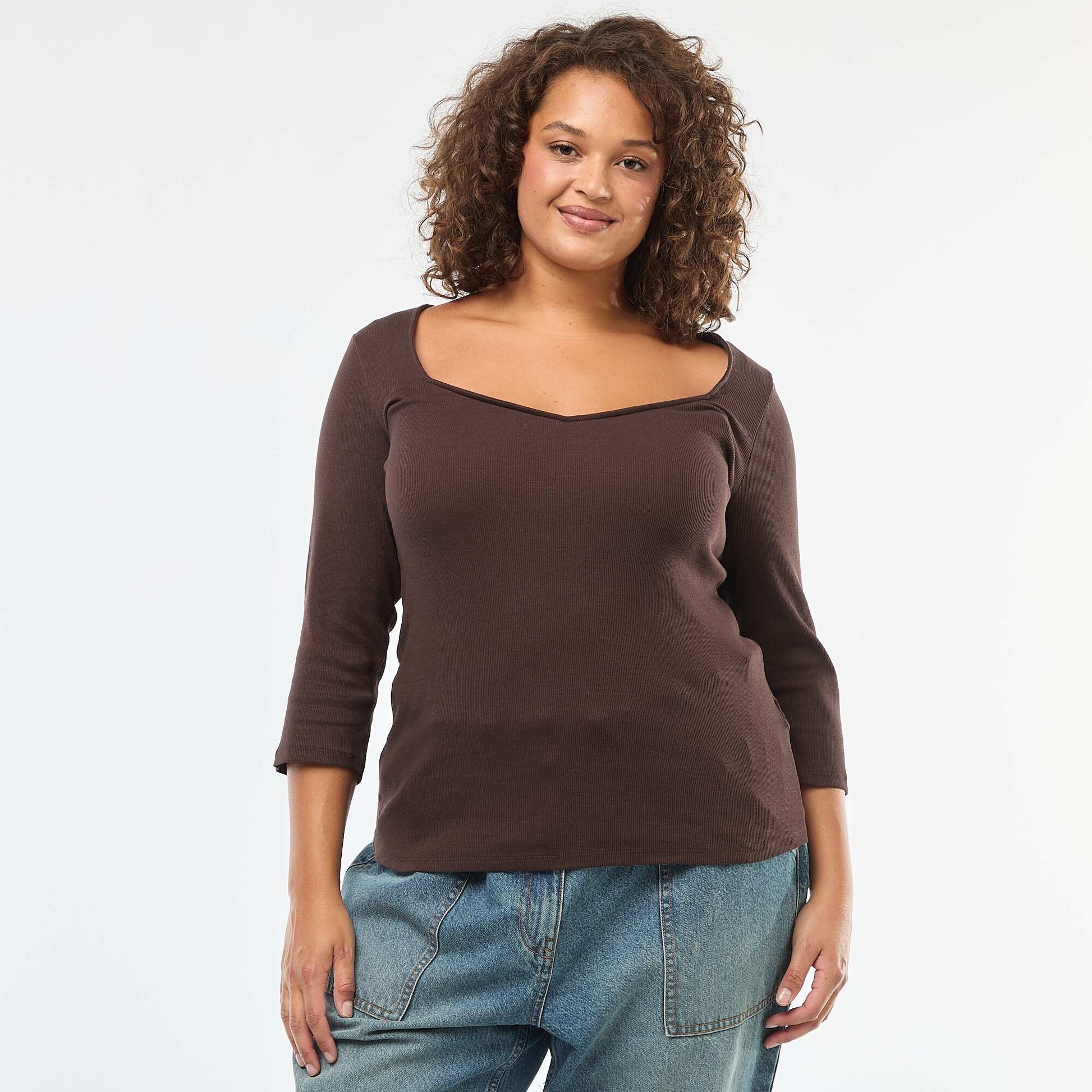 T-shirt côtelé avec large encolure MARRON