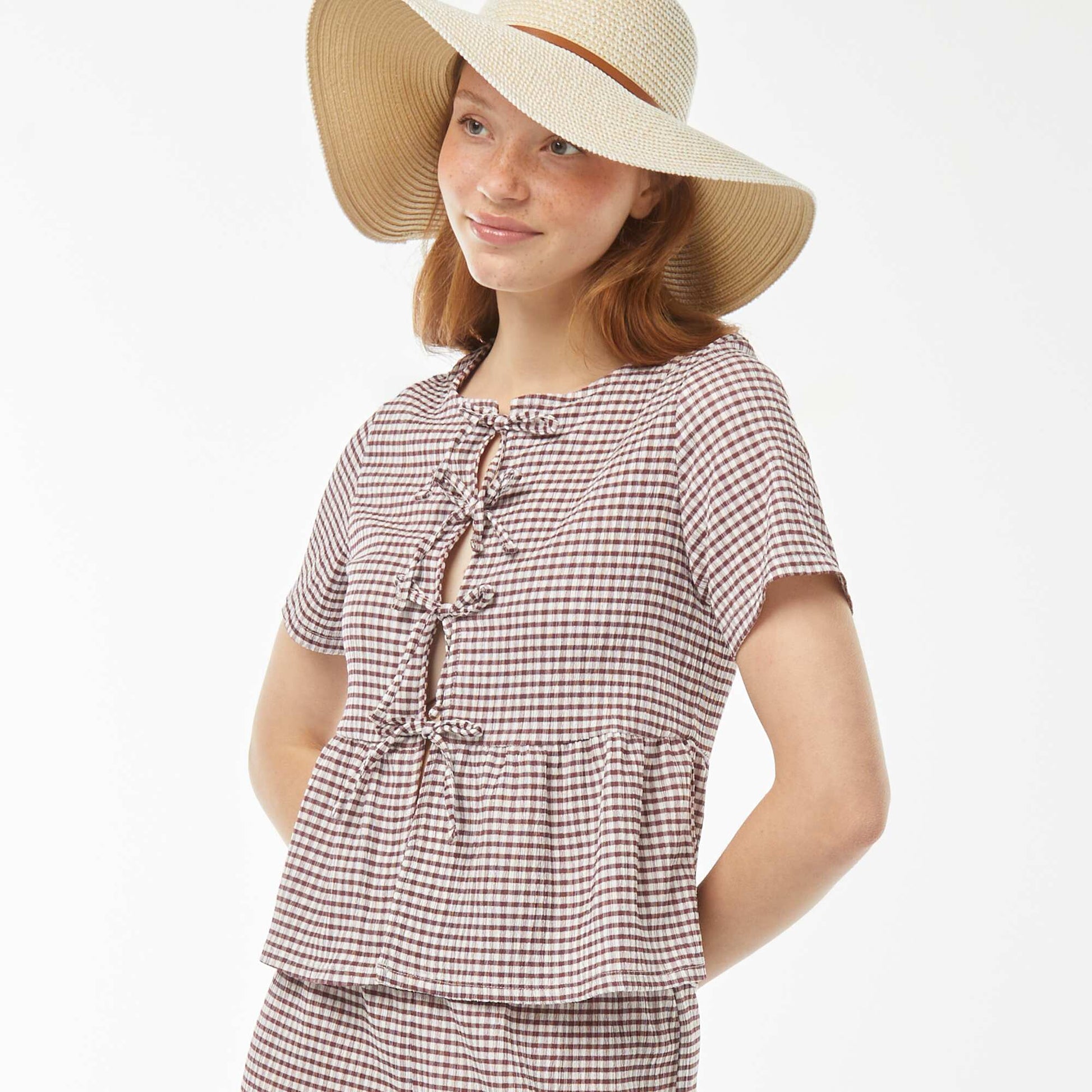 Blouse en matière crêpée avec ouverture à nouer ROUGE