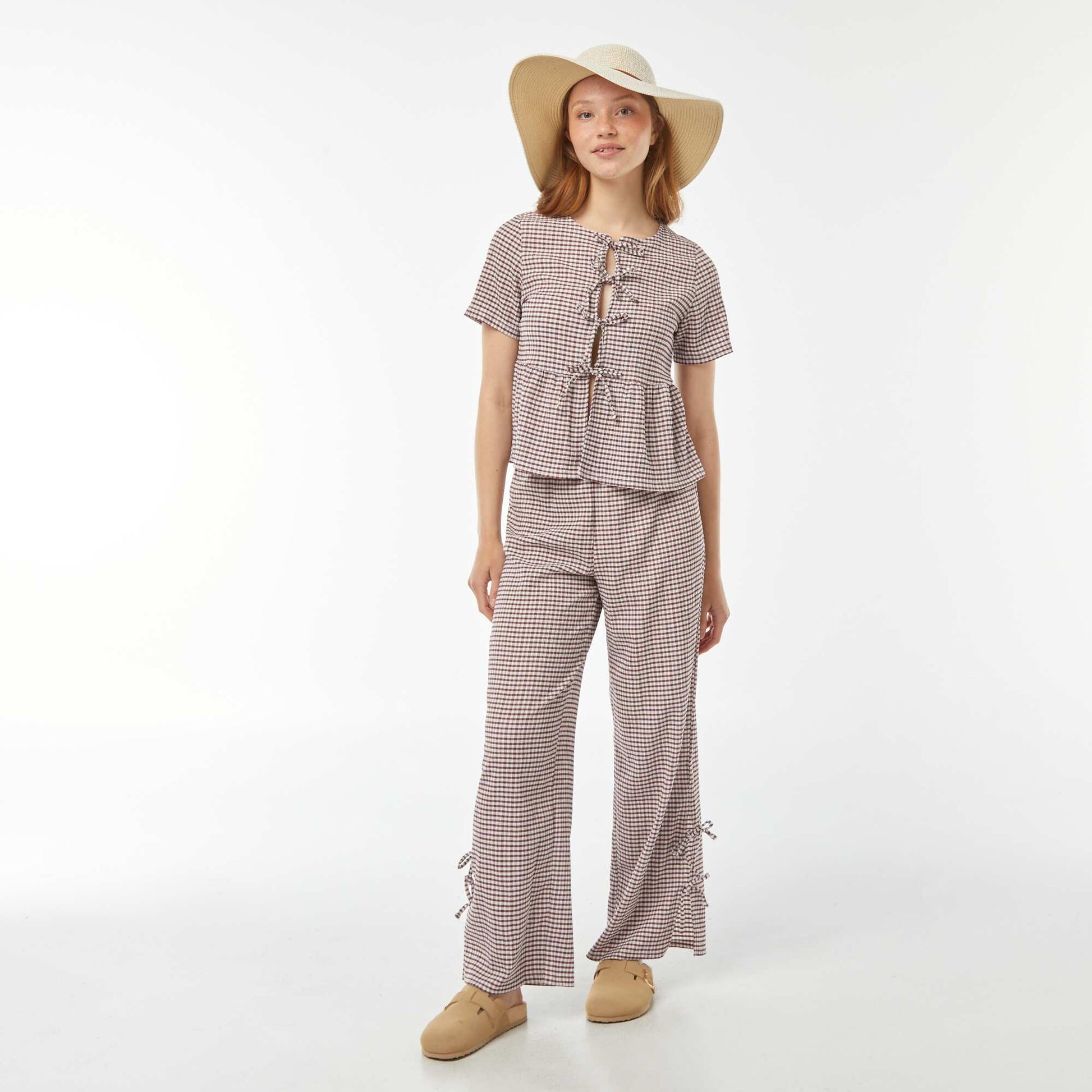 Blouse en matière crêpée avec ouverture à nouer ROUGE