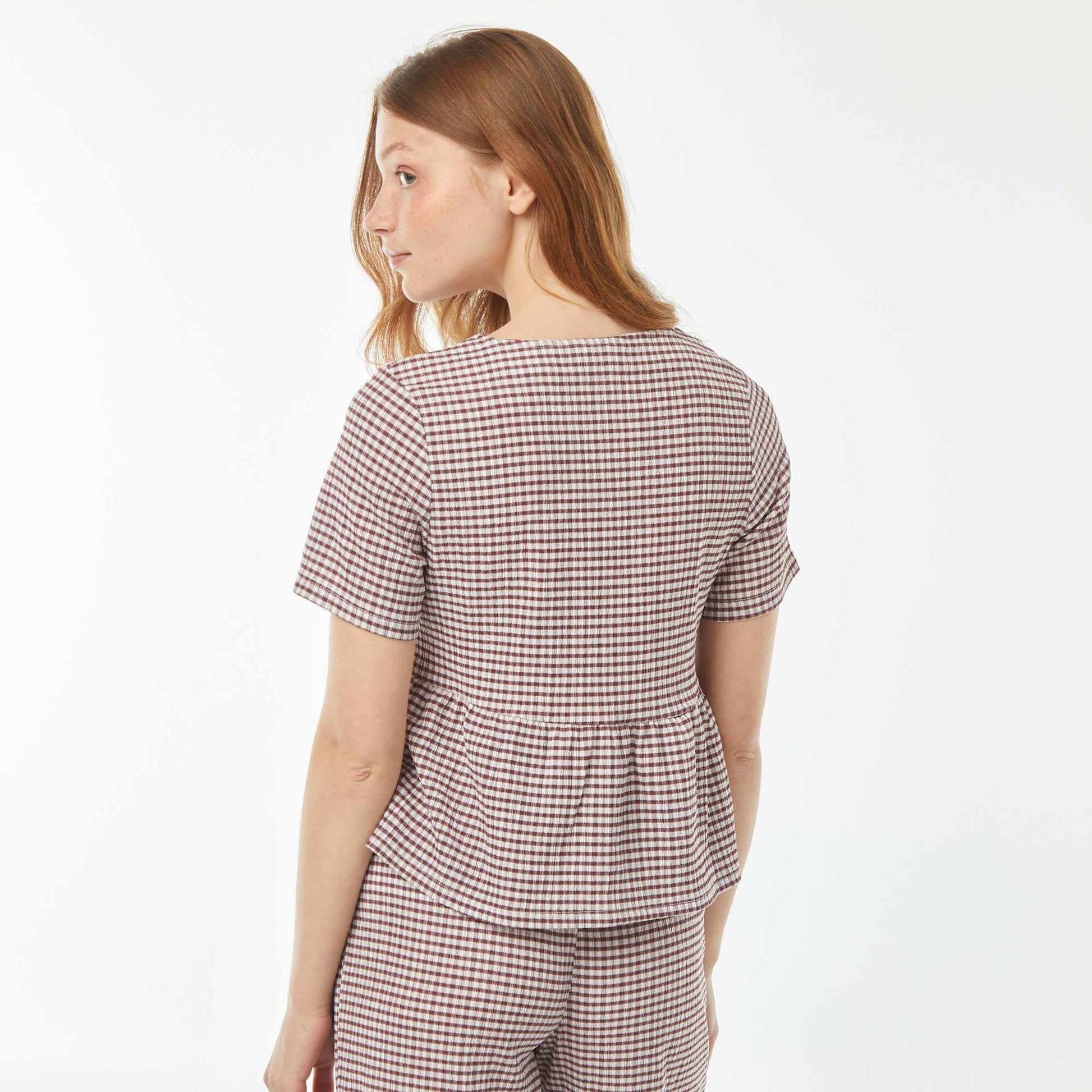 Blouse en matière crêpée avec ouverture à nouer ROUGE