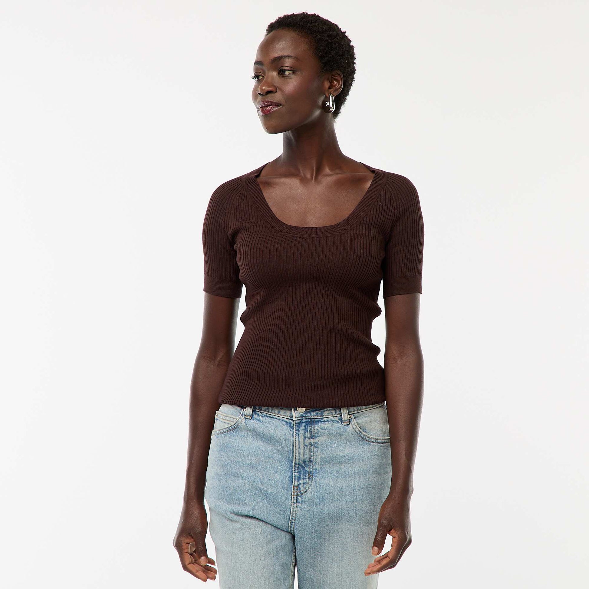 Pull côtelé manches courtes avec col rond dégagé MARRON