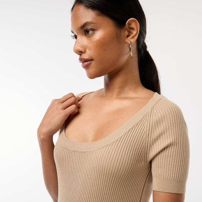 Pull côtelé manches courtes avec col rond dégagé BEIGE