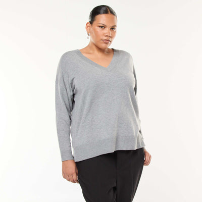 Pull en maille fine avec col V GRIS