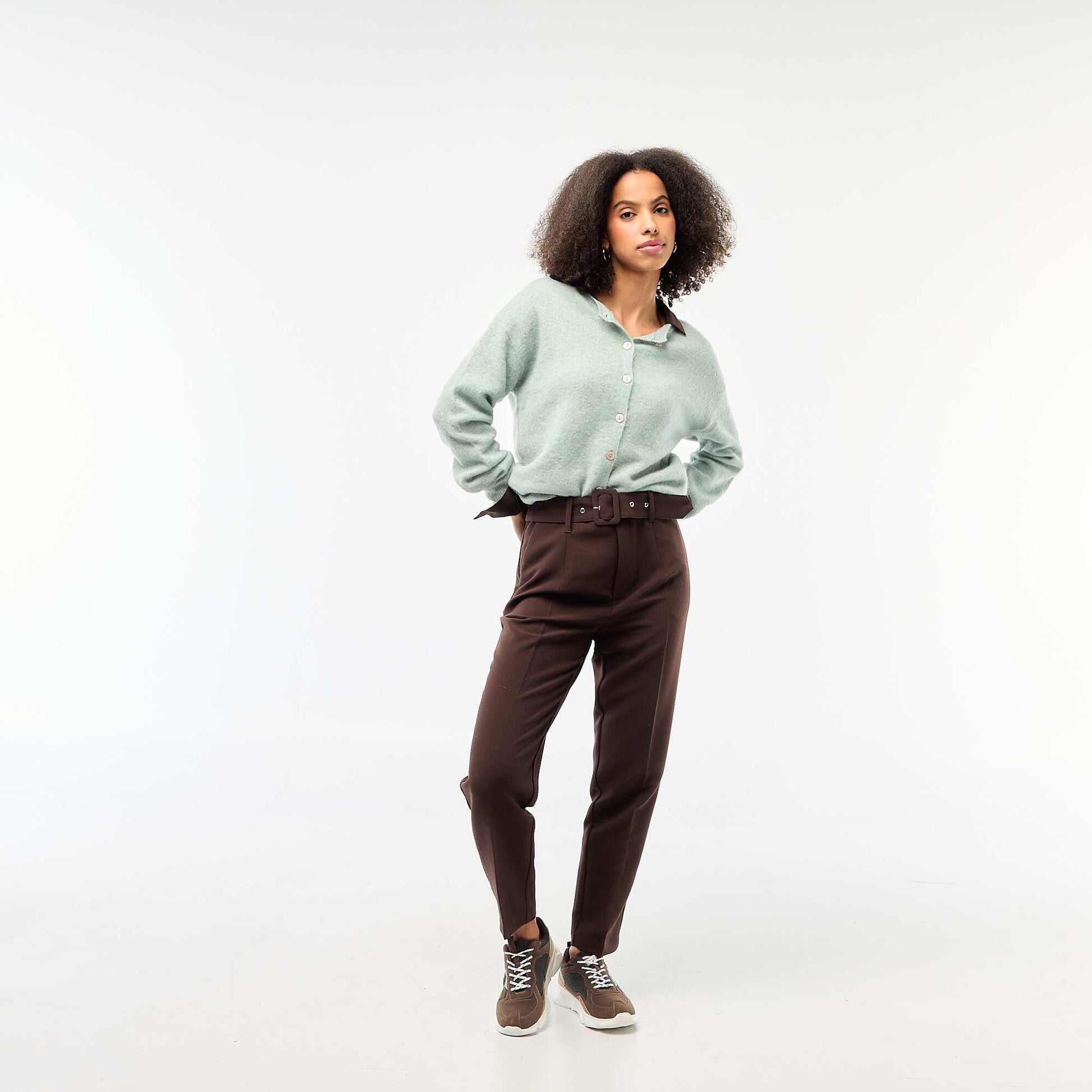 Pantalon carotte fluide avec ceinture à boucle MARRON