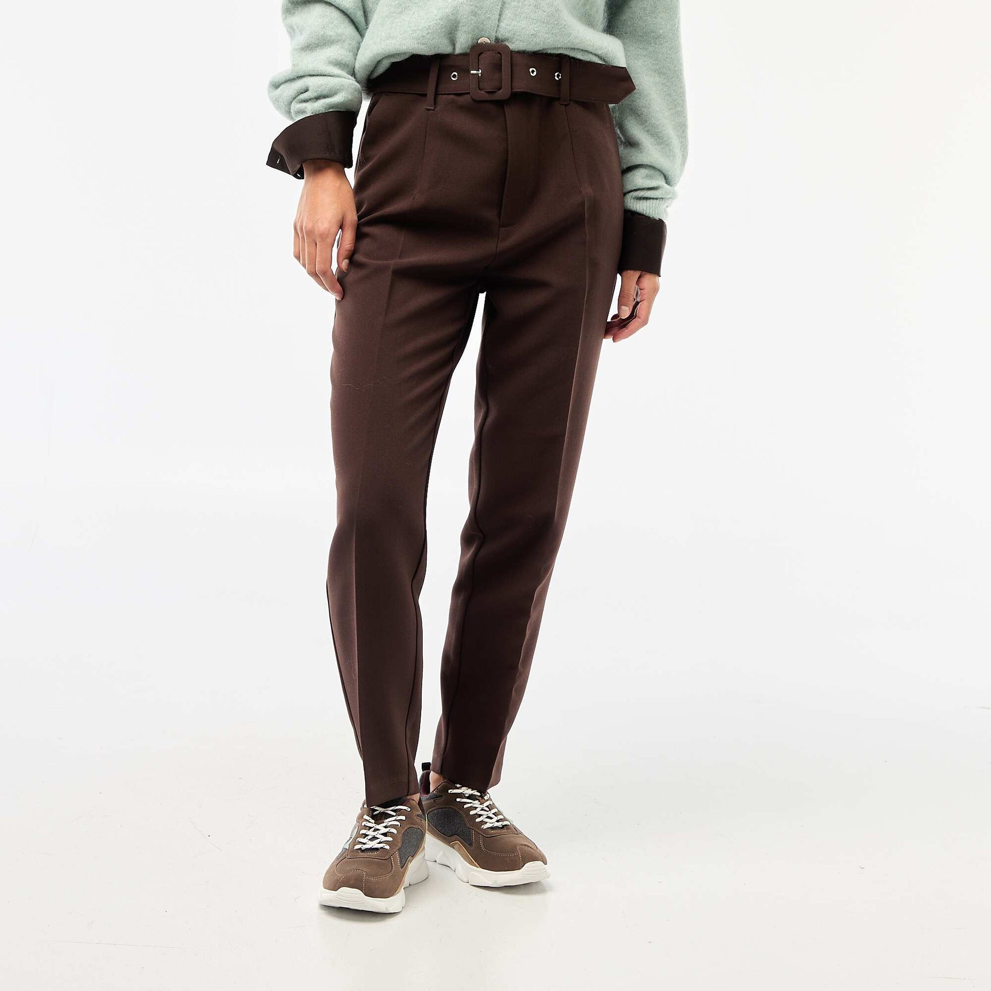 Pantalon carotte fluide avec ceinture à boucle MARRON