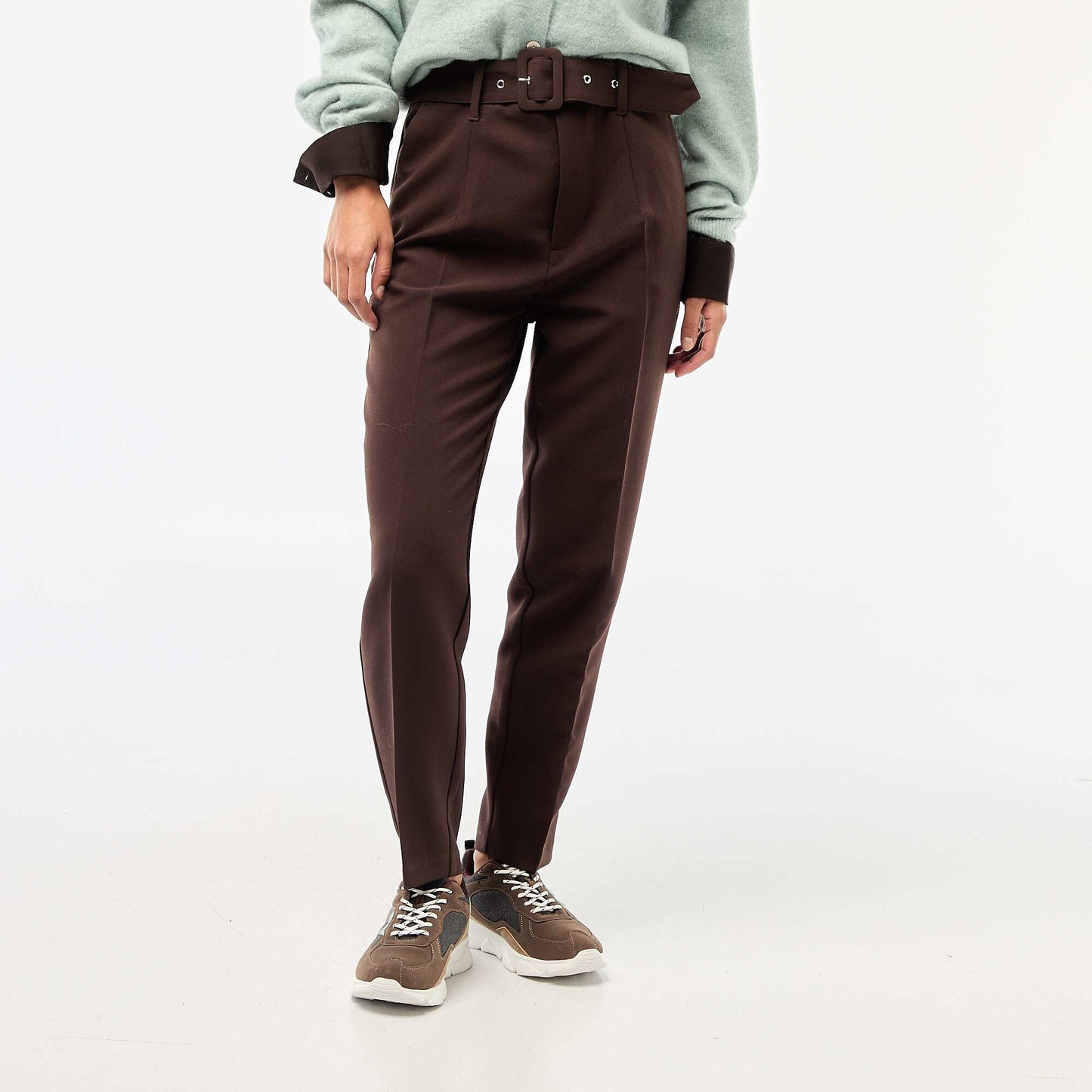 Pantalon carotte fluide avec ceinture à boucle MARRON