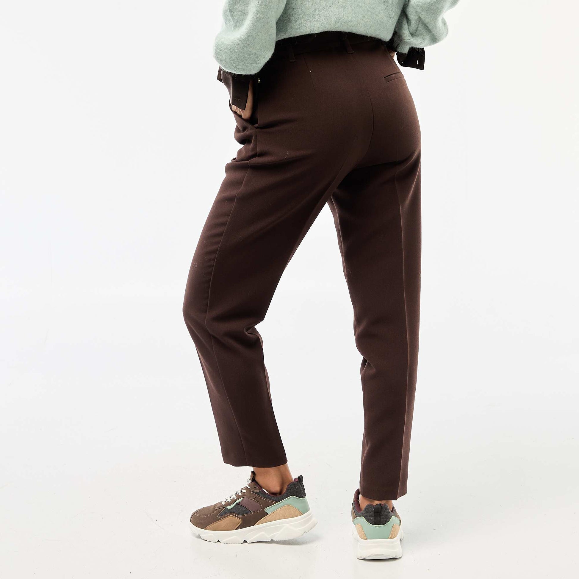 Pantalon carotte fluide avec ceinture à boucle MARRON