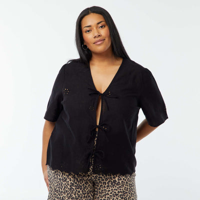 Blouse uni avec broderies et ouverture par cordons NOIR