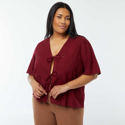 Blouse uni avec broderies et ouverture par cordons ROUGE