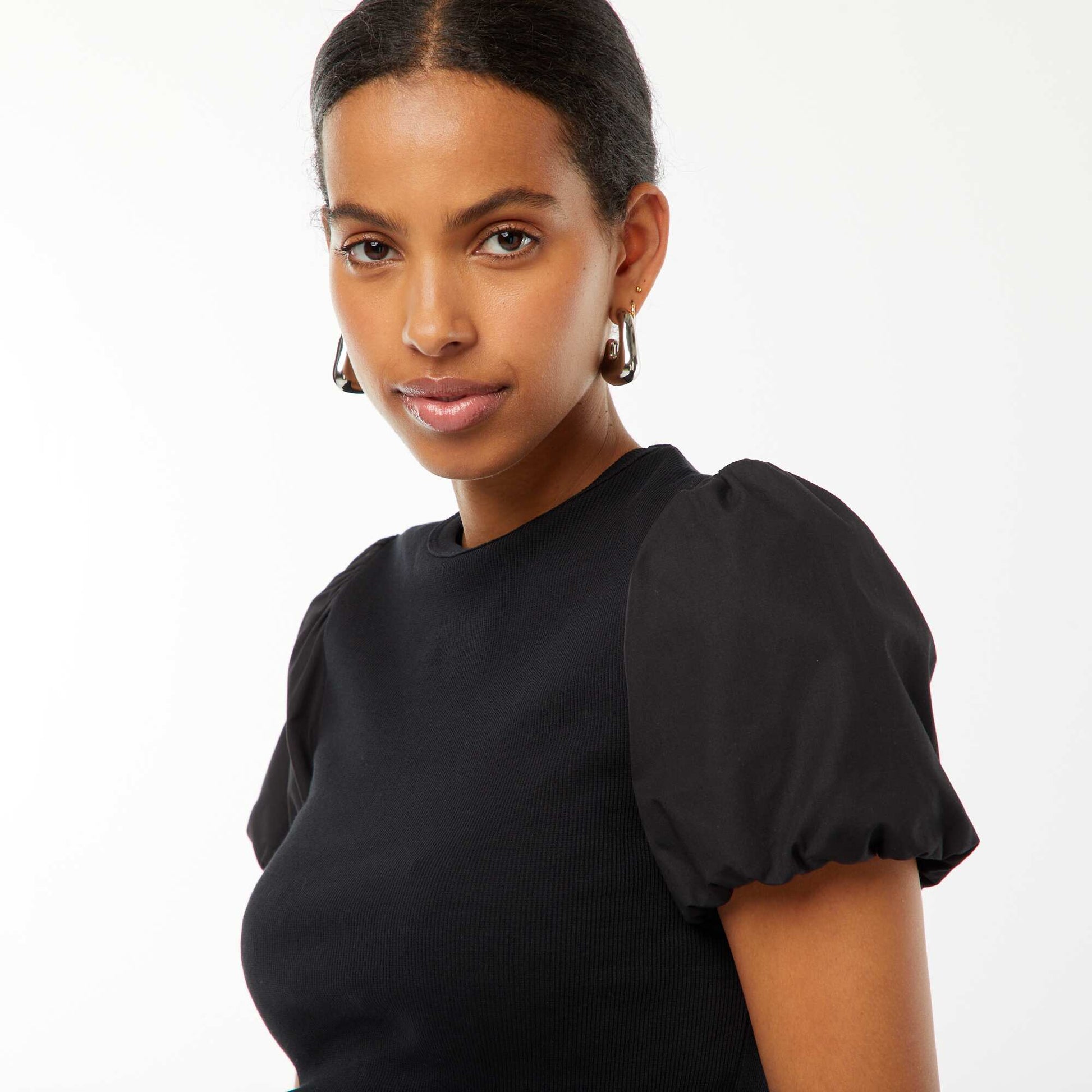 Tee-shirt cintré bi-matière avec manches bouffantes NOIR