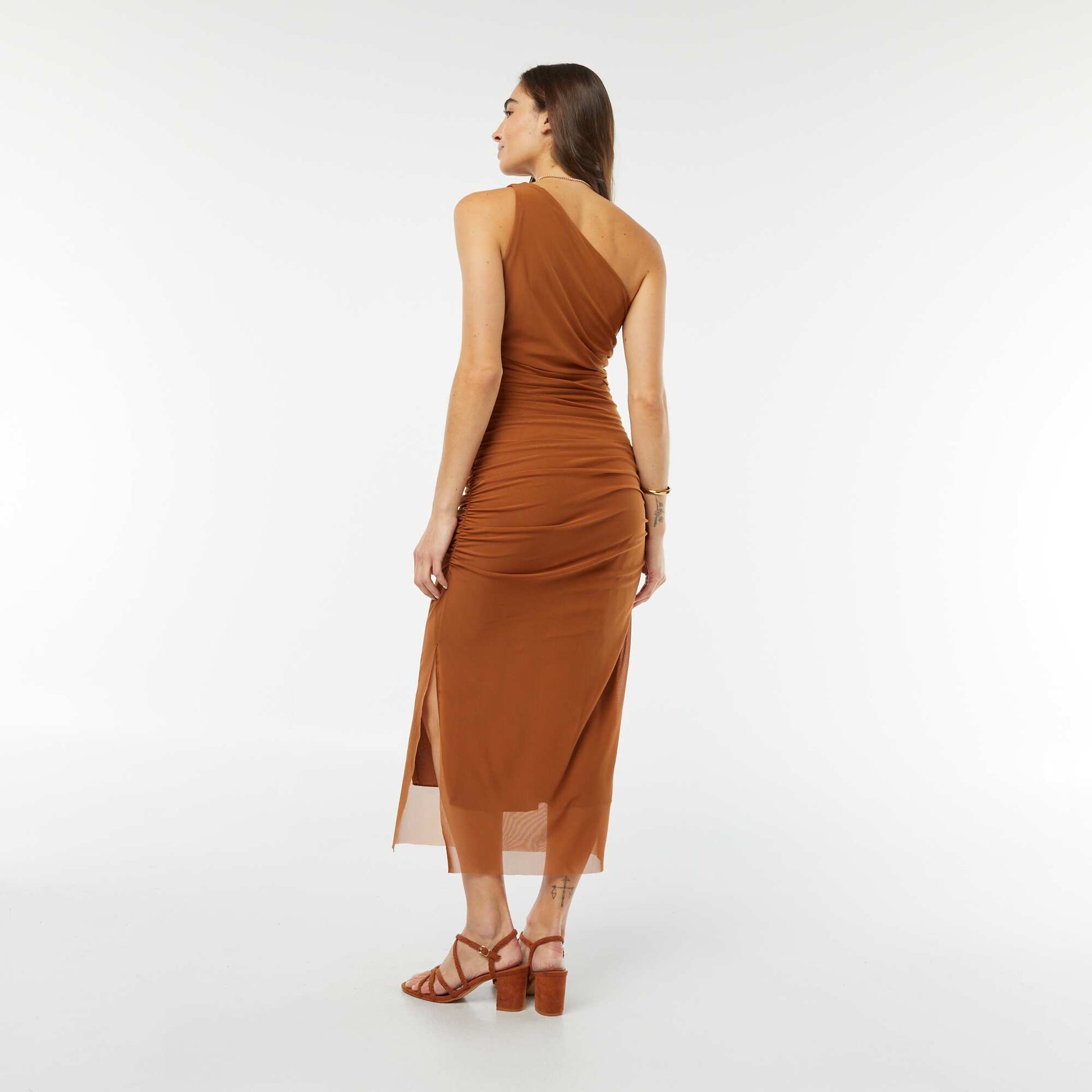 Robe asymétrique et drapée en mesh MARRON