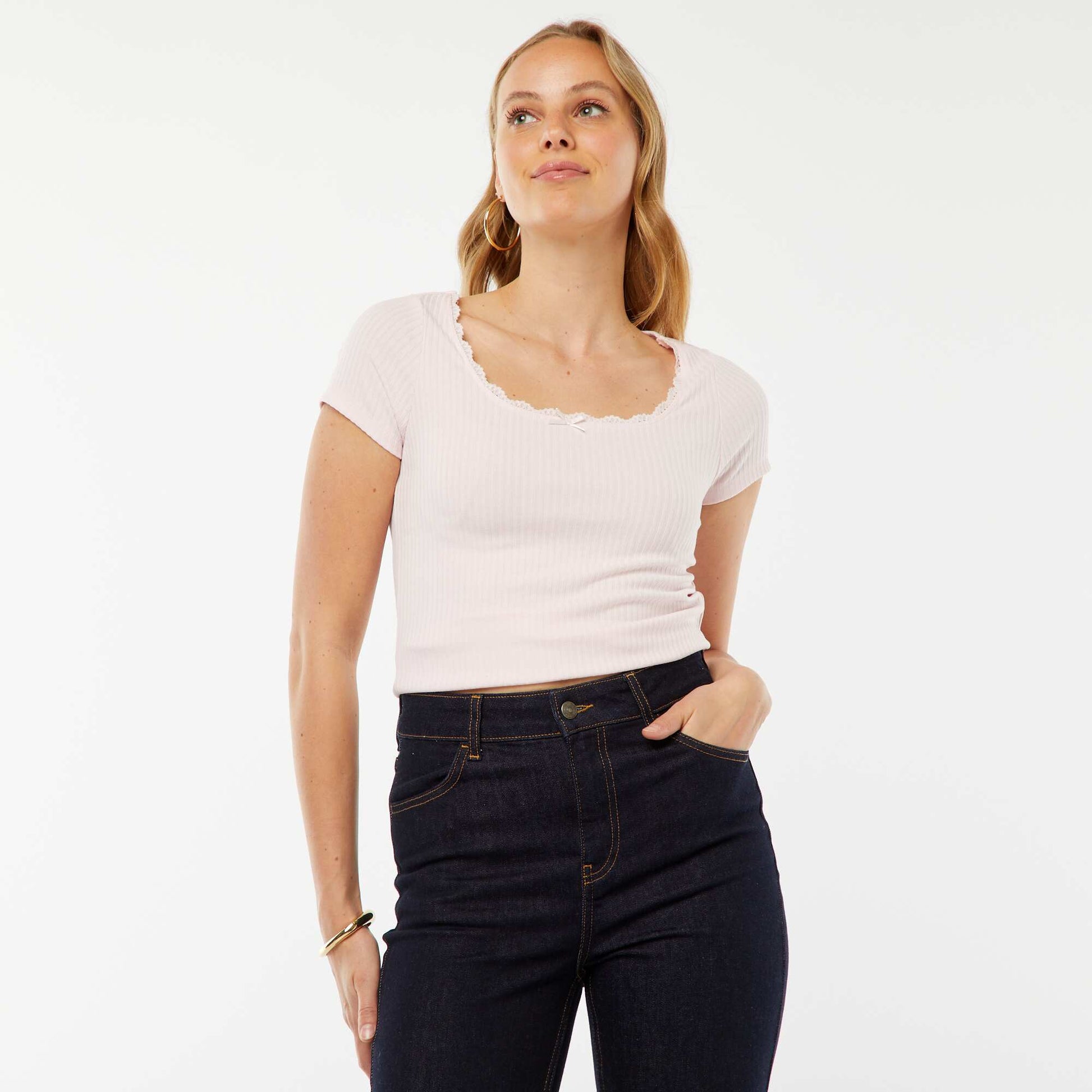 T-shirt à manches courtes avec dentelle et nœud fantaisiste ROSE