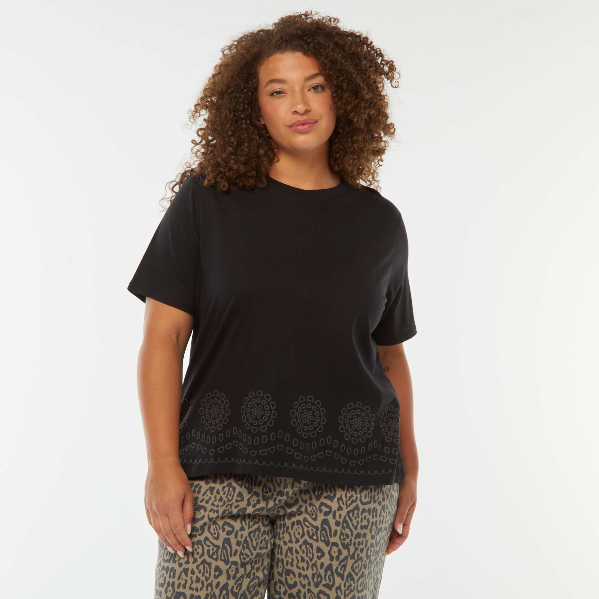 T-shirt en jersey avec broderie à la base NOIR