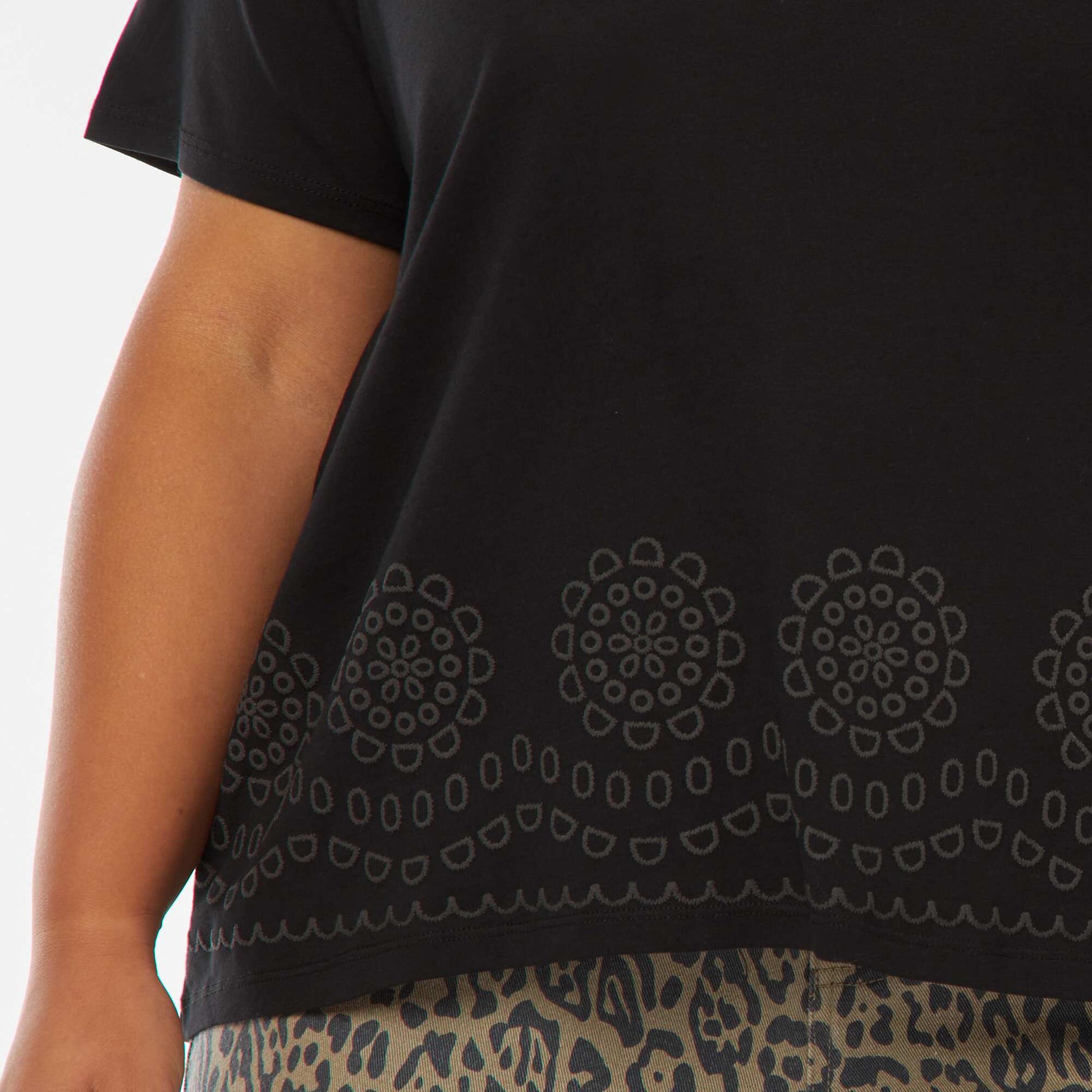 T-shirt en jersey avec broderie à la base NOIR