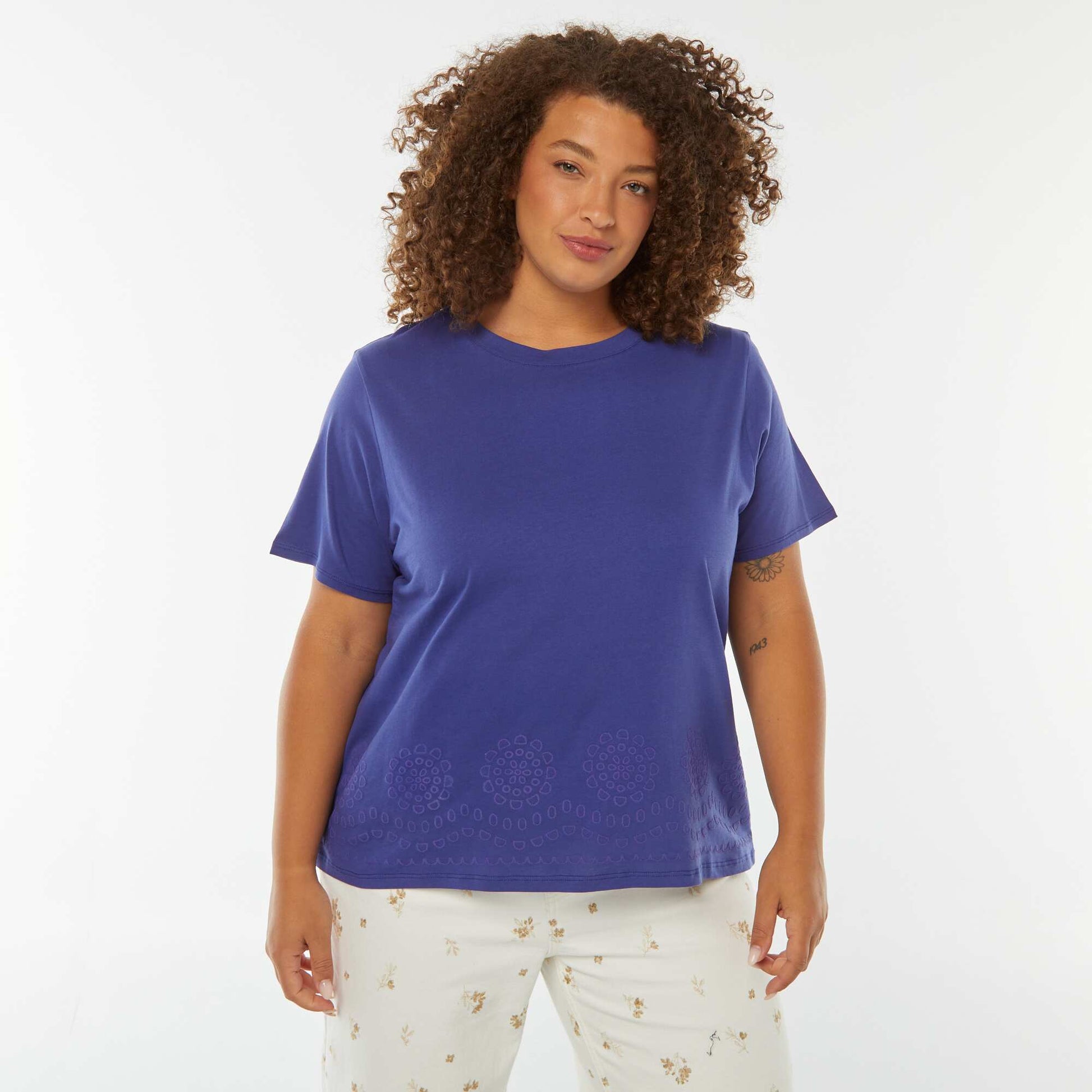 T-shirt en jersey avec broderie à la base BLEU
