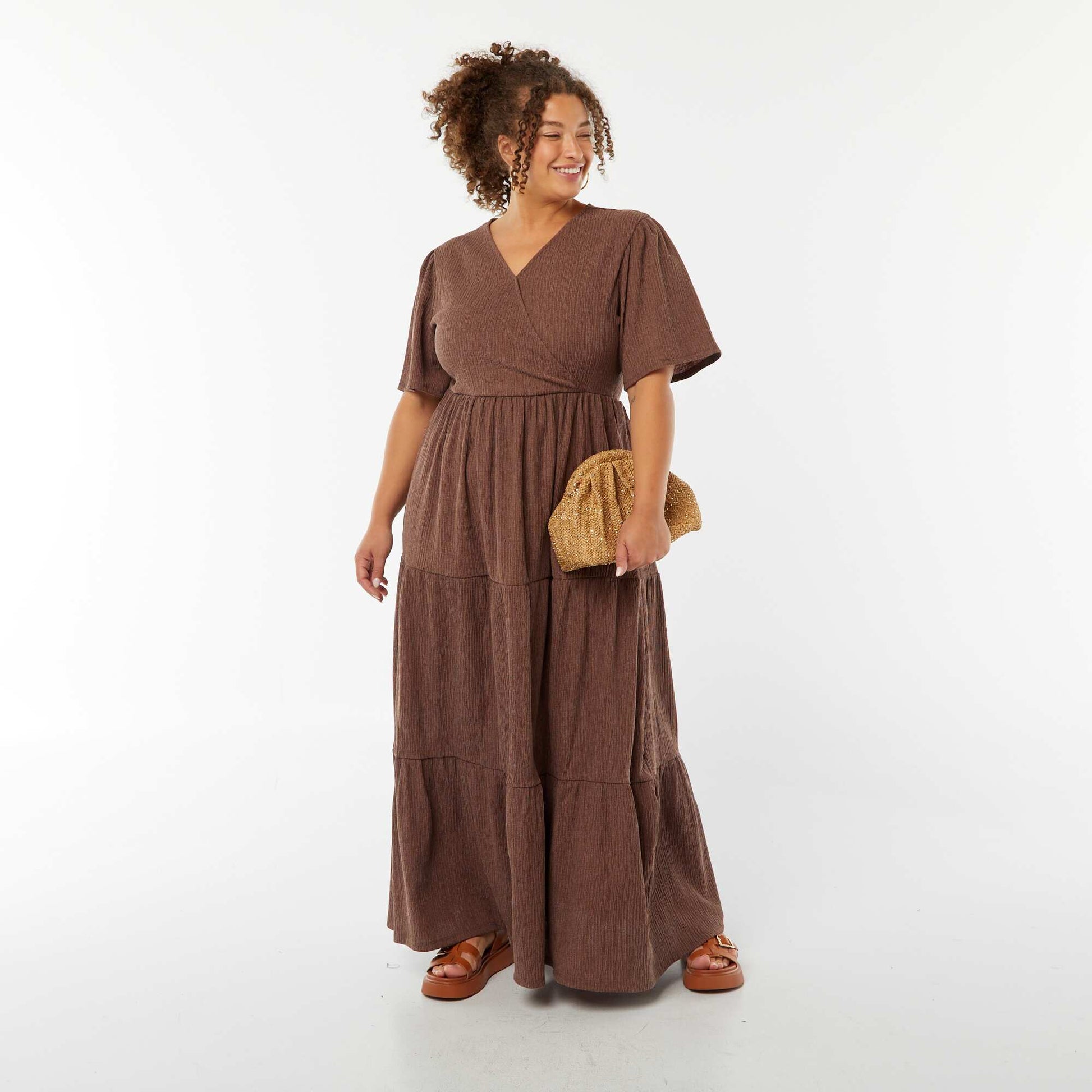 Robe longue gaufrée à manches courtes et col portefeuille MARRON