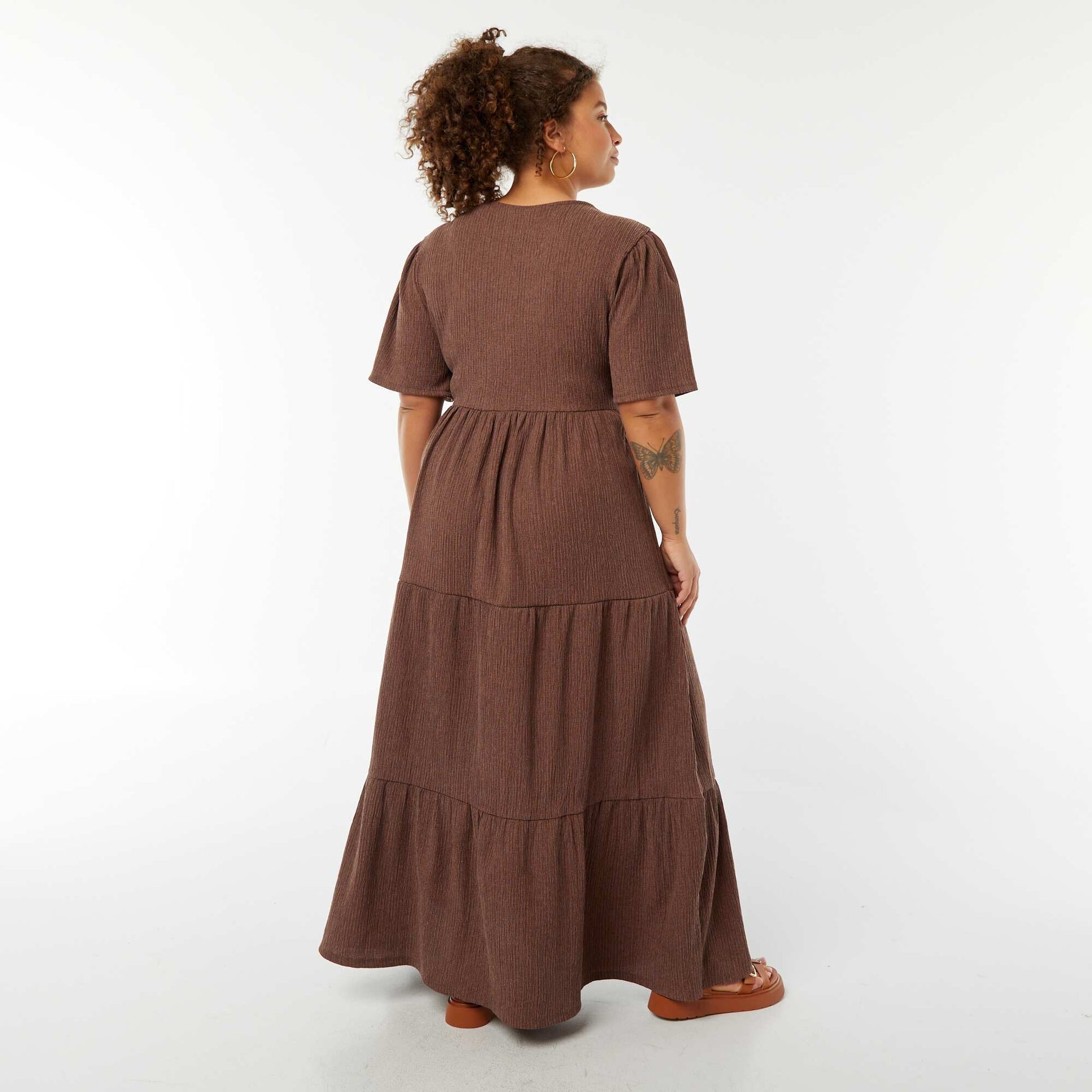 Robe longue gaufrée à manches courtes et col portefeuille MARRON