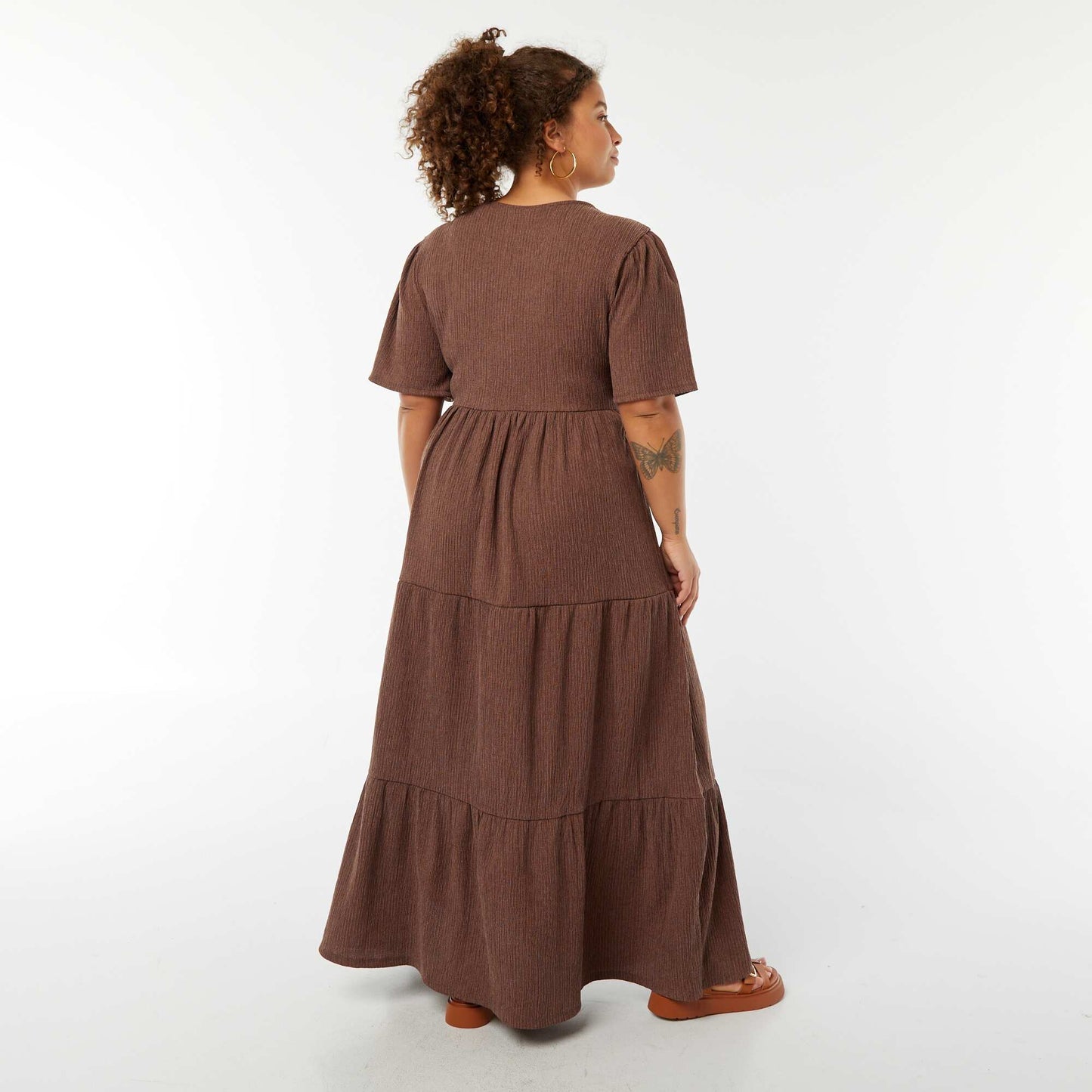 Robe longue gaufrée à manches courtes et col portefeuille MARRON