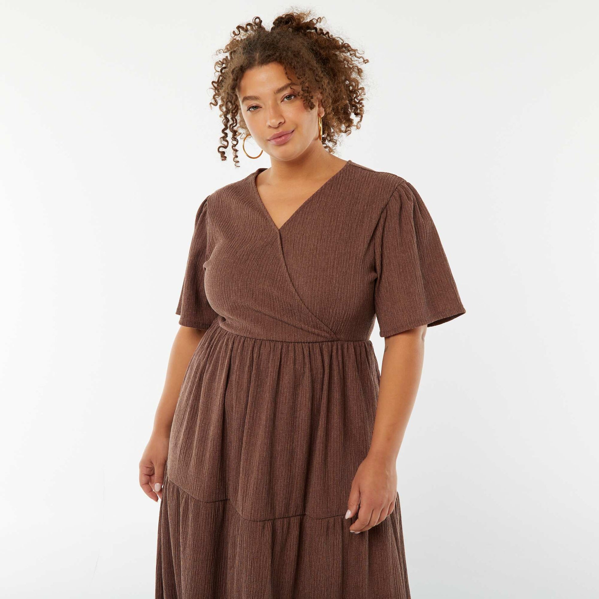 Robe longue gaufrée à manches courtes et col portefeuille MARRON