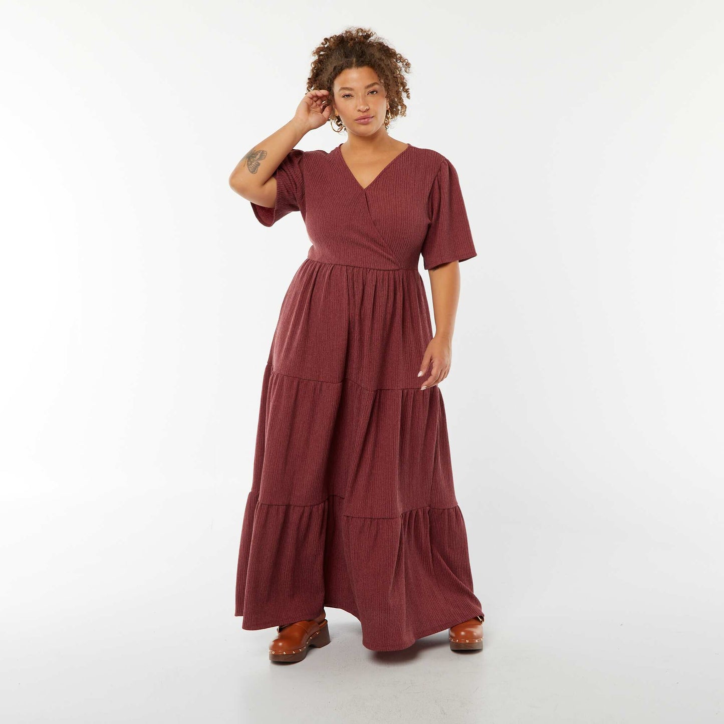 Robe longue gaufrée à manches courtes et col portefeuille ROUGE