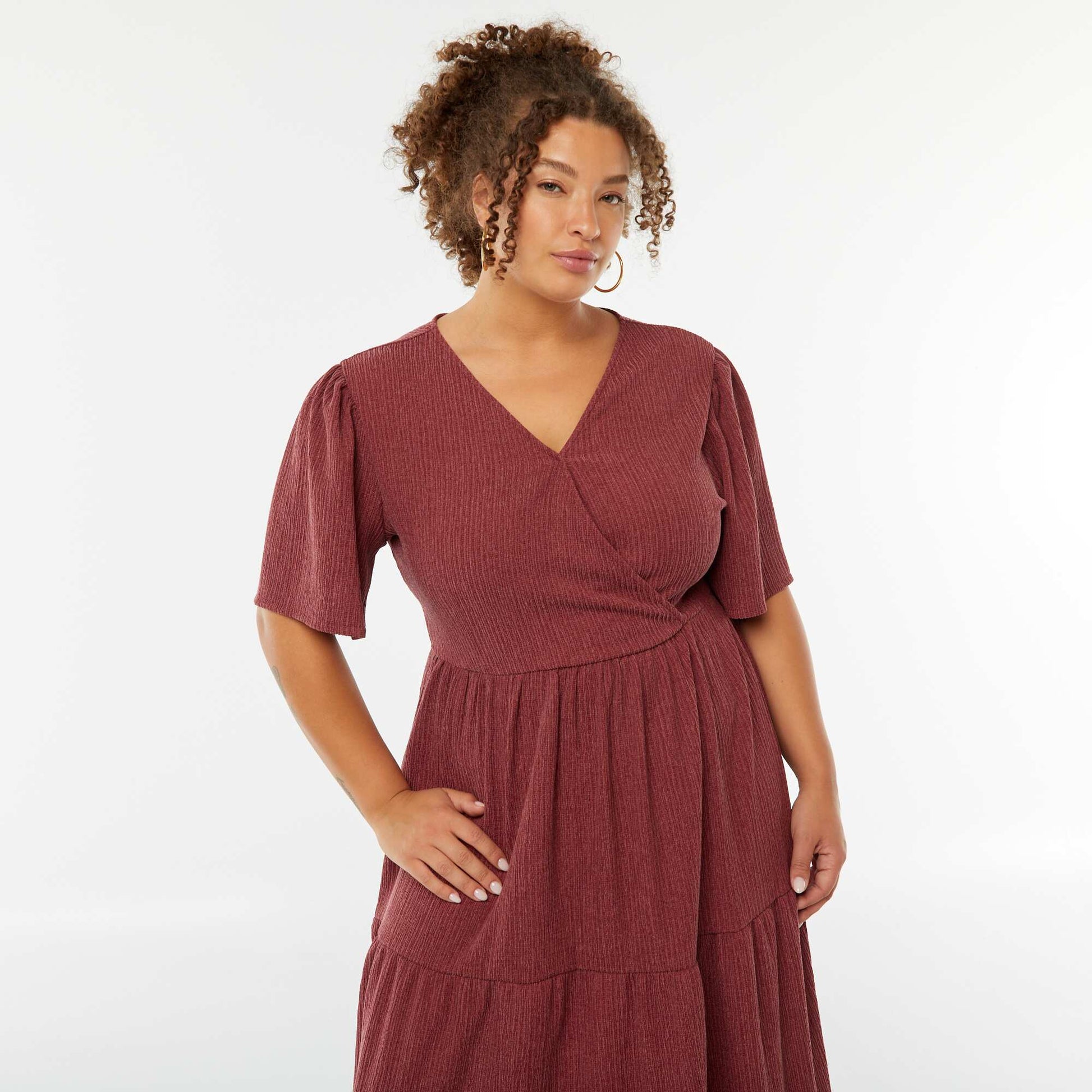 Robe longue gaufrée à manches courtes et col portefeuille ROUGE
