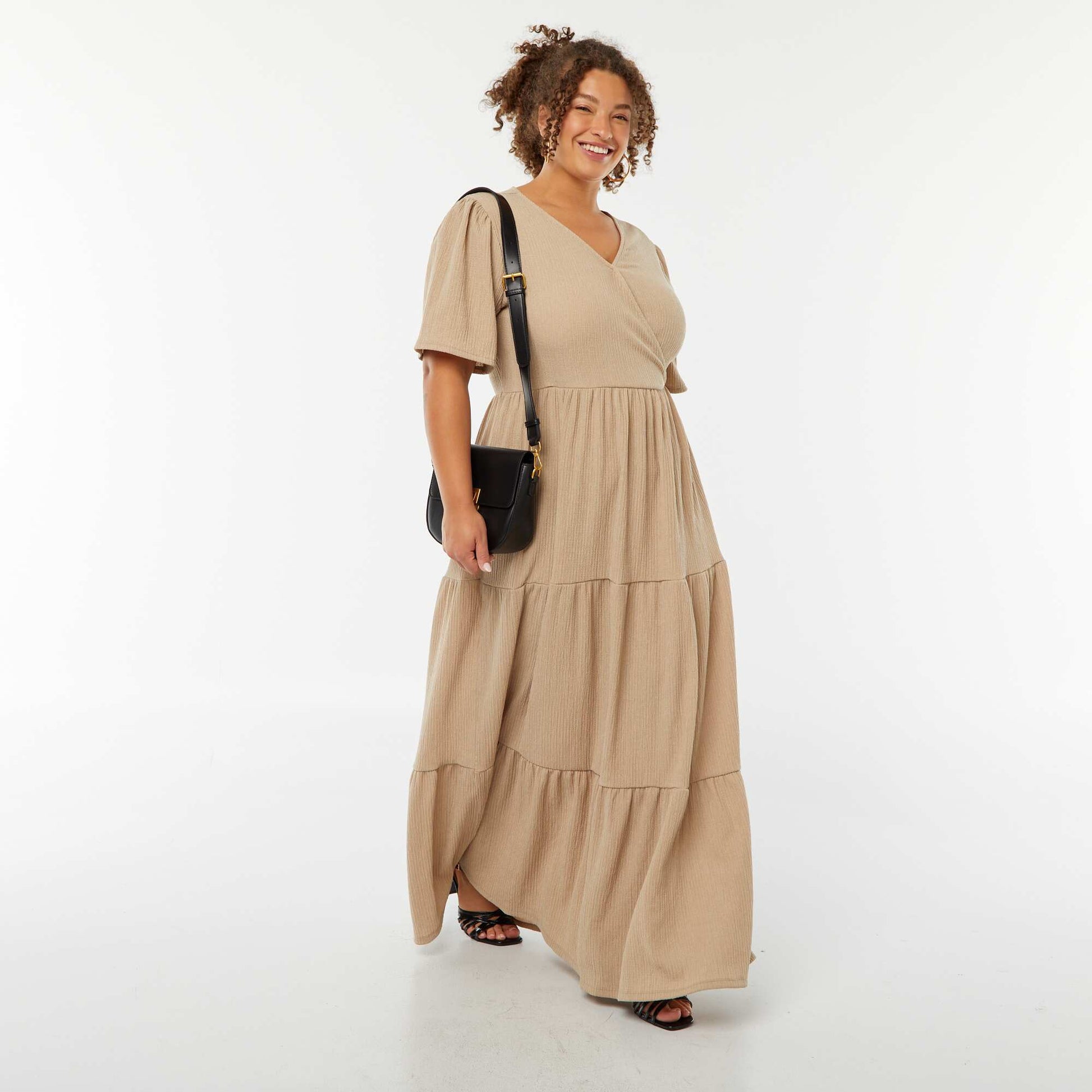 Robe longue gaufrée à manches courtes et col portefeuille BEIGE