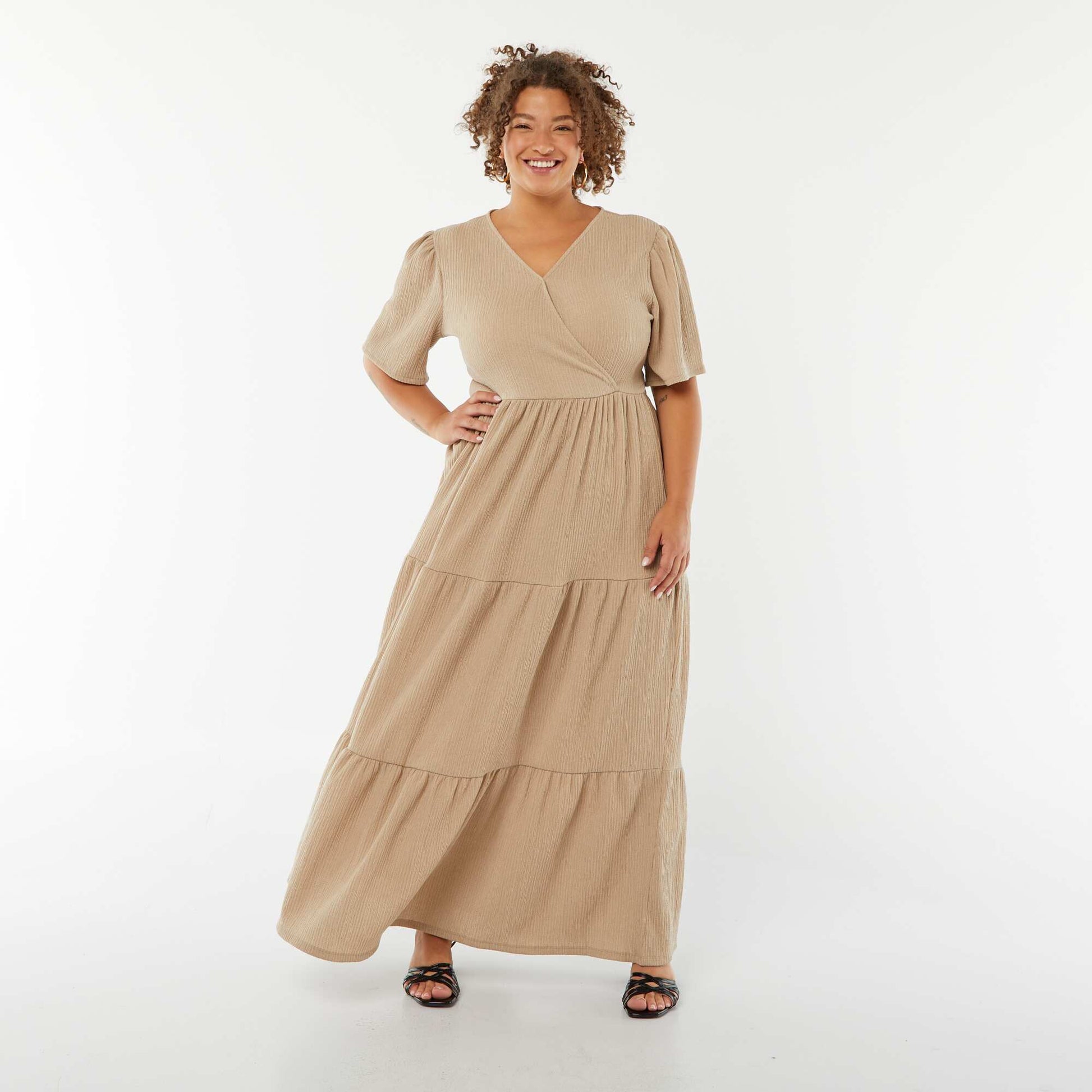 Robe longue gaufrée à manches courtes et col portefeuille BEIGE
