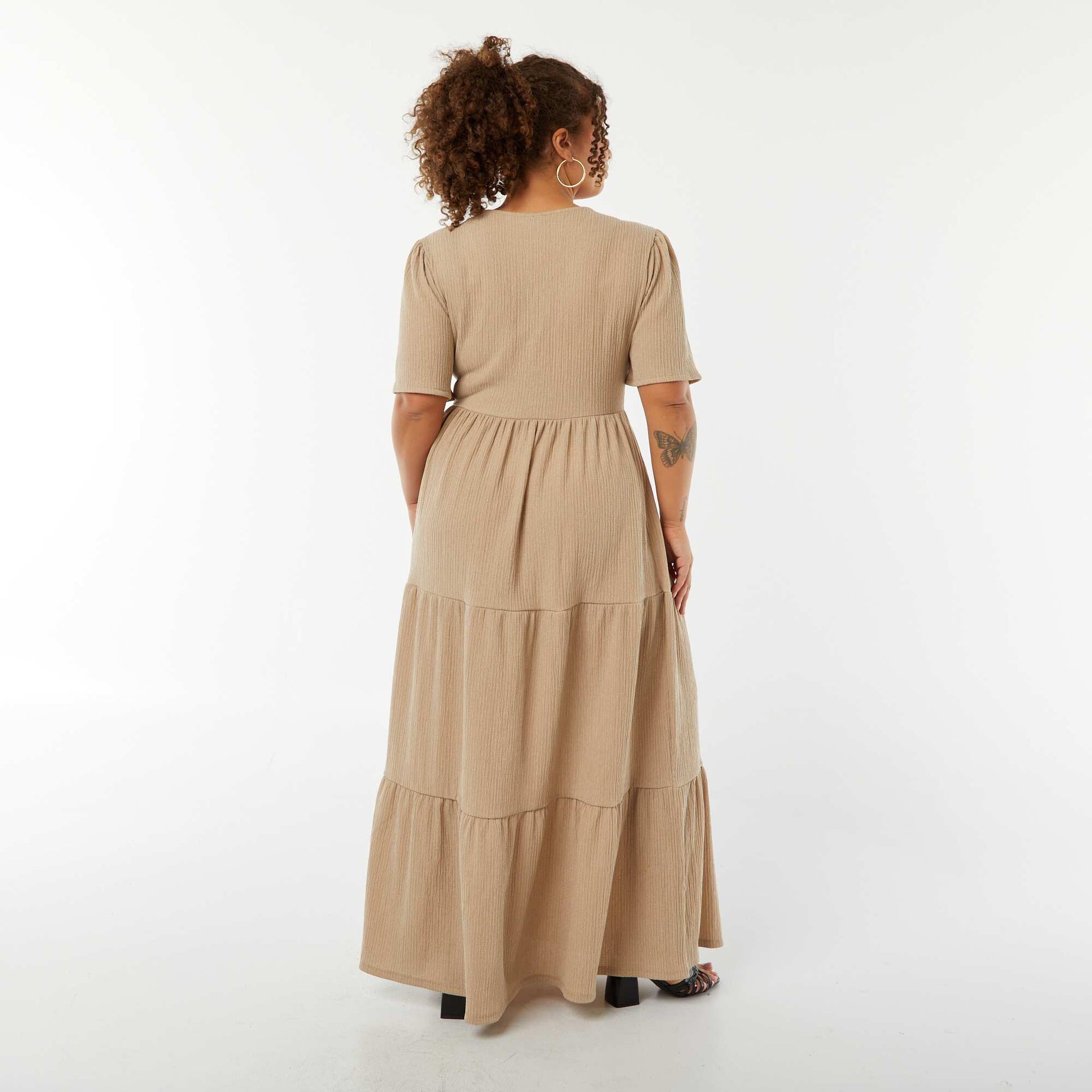 Robe longue gaufrée à manches courtes et col portefeuille BEIGE