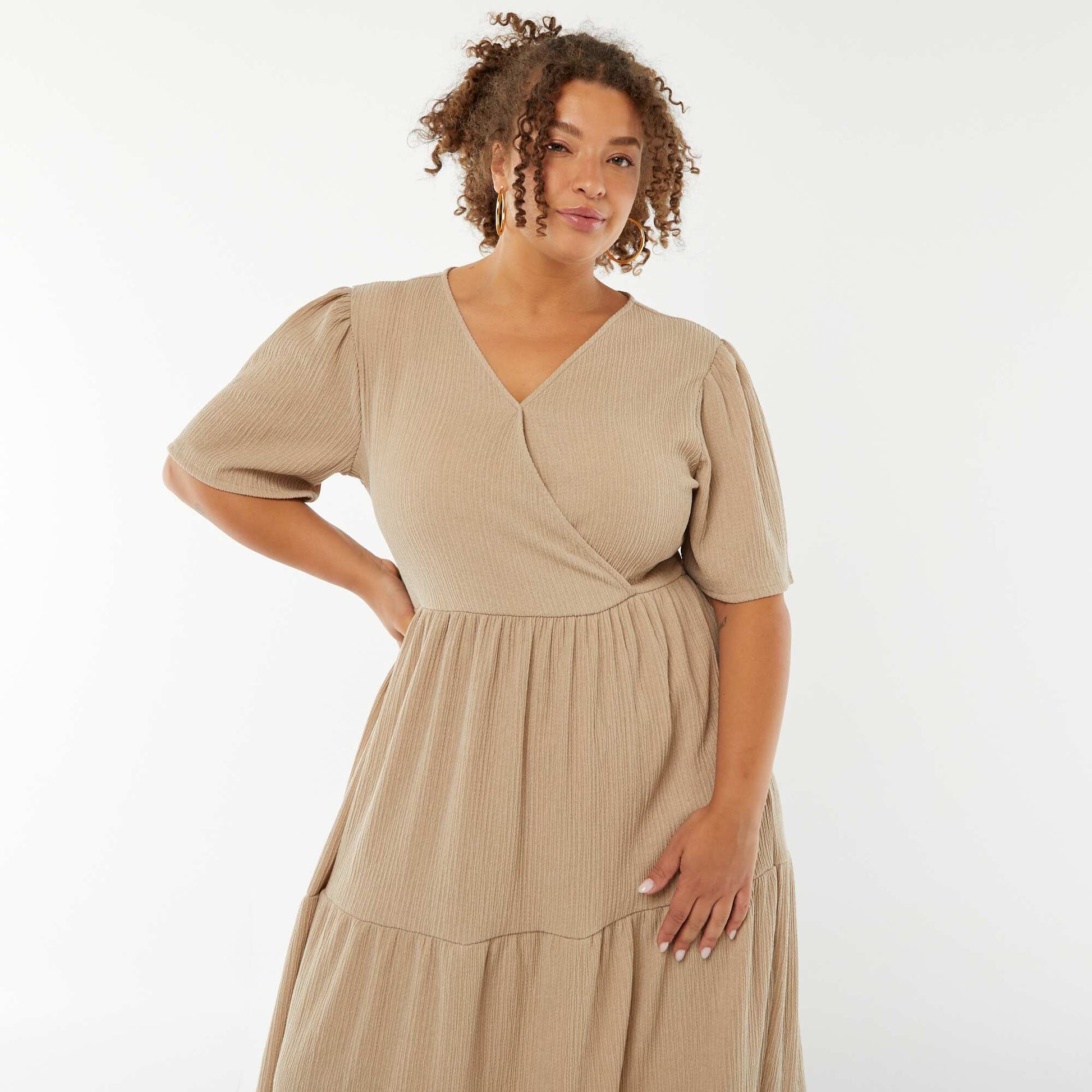 Robe longue gaufrée à manches courtes et col portefeuille BEIGE