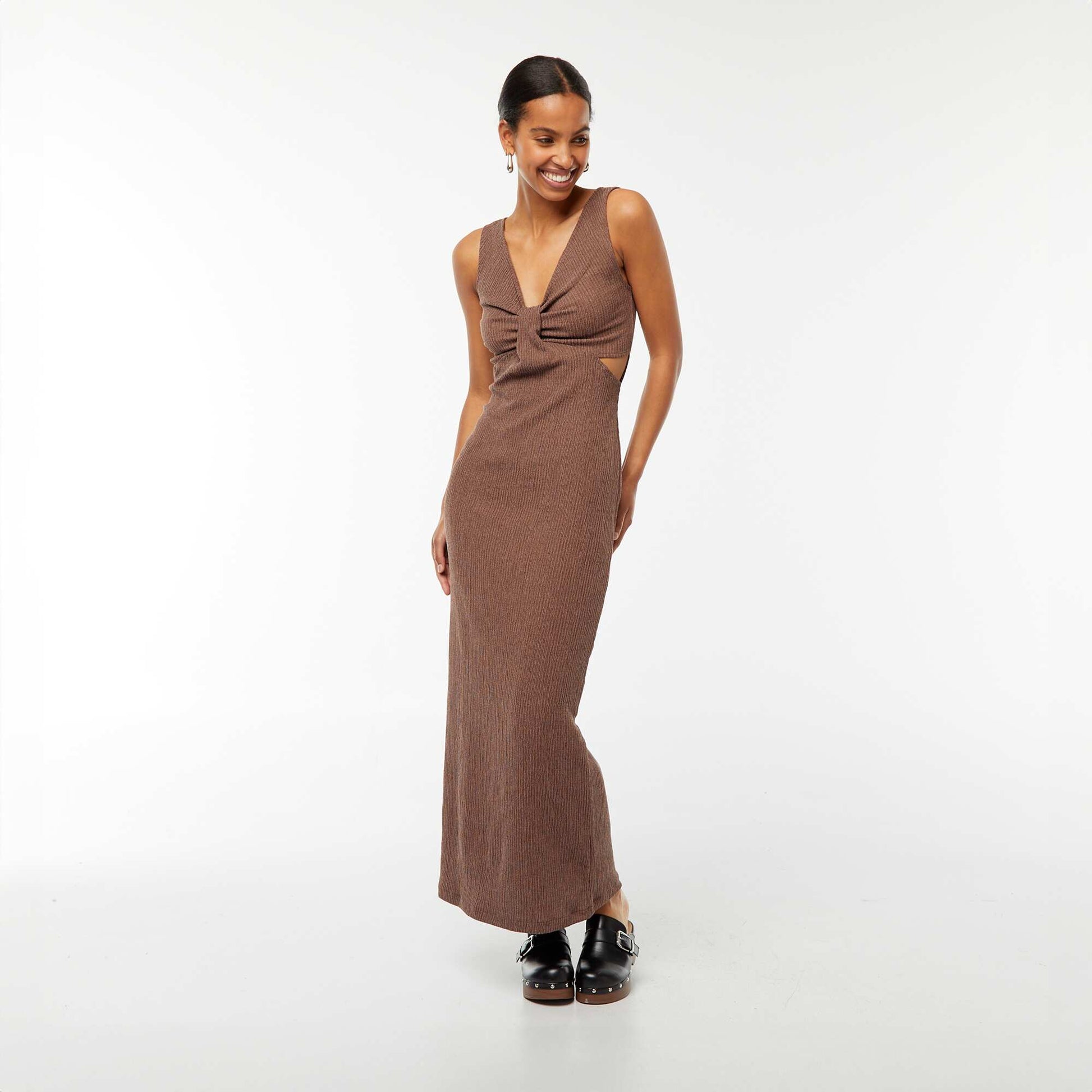 Robe longue en maille gaufrée avec fente sur les côtés MARRON