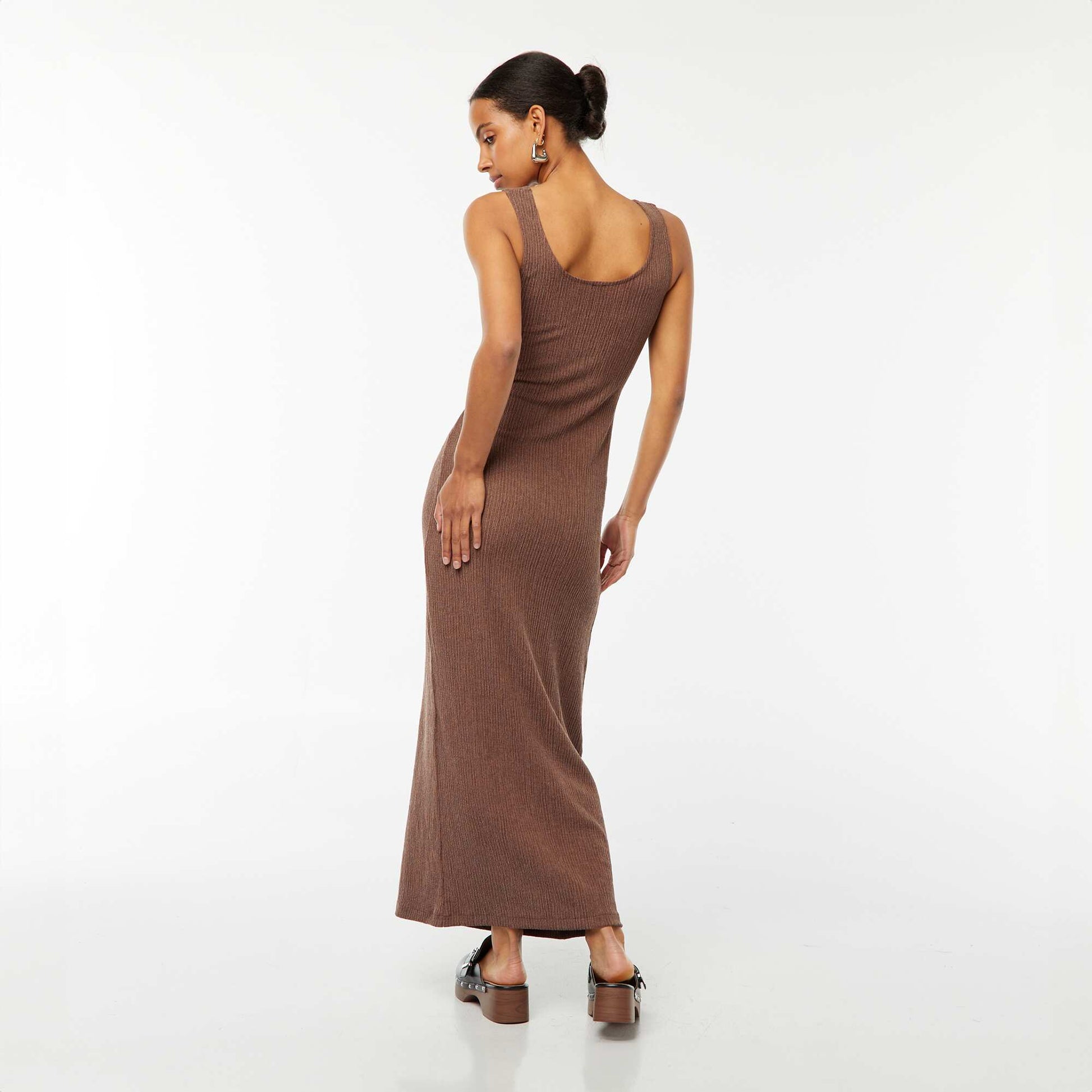 Robe longue en maille gaufrée avec fente sur les côtés MARRON