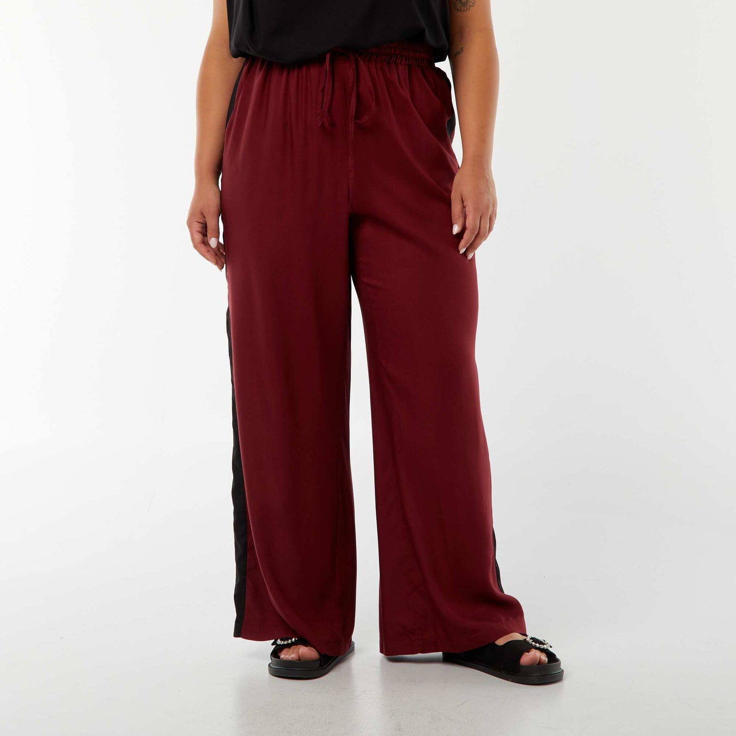 Pantalon large avec bandes contrastantes ROUGE
