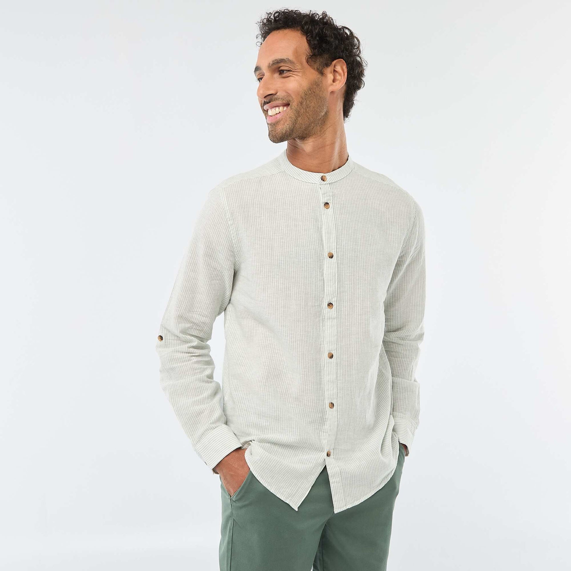 Chemise unie en lin mélangé et avec manches longues retroussables VERT