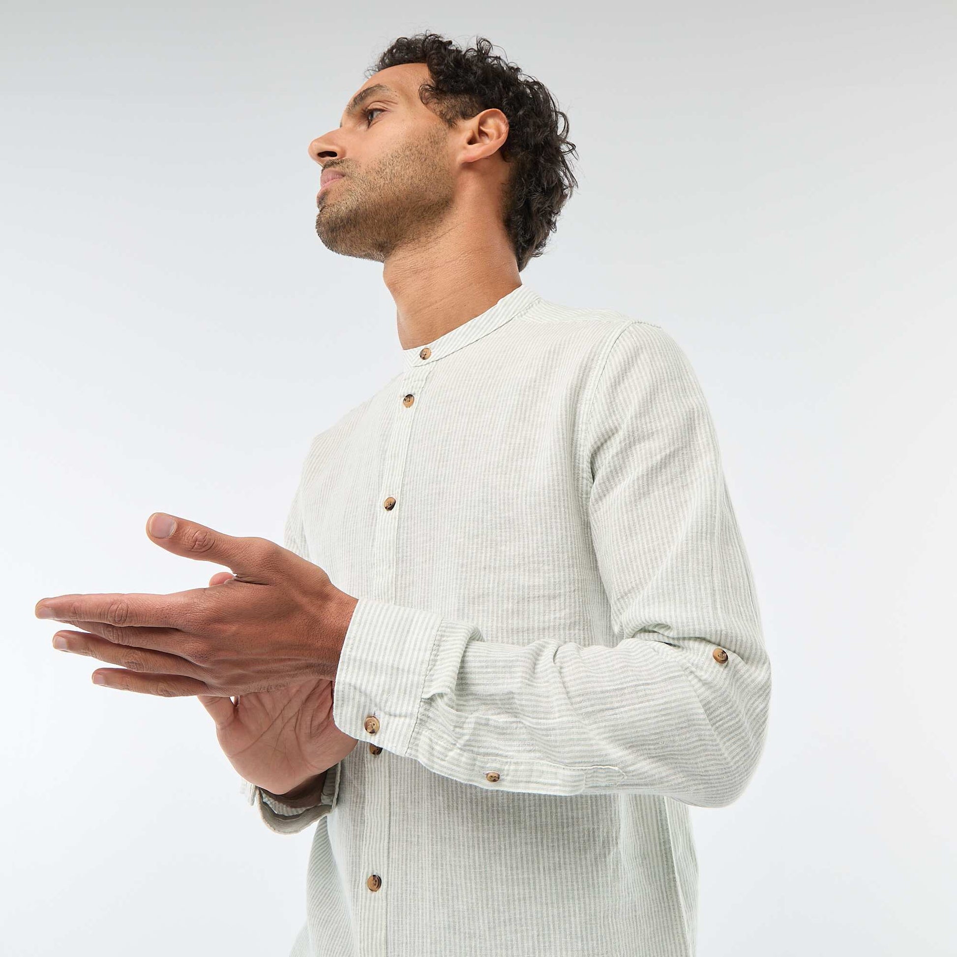 Chemise unie en lin mélangé et avec manches longues retroussables VERT