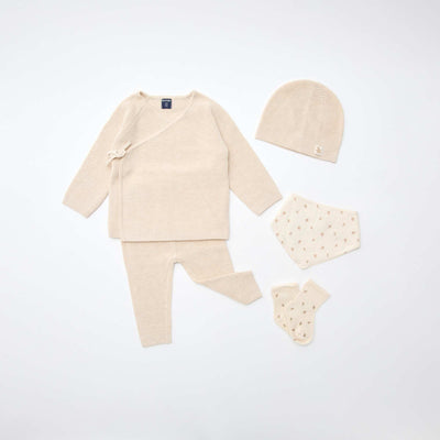 GIFTBOX brassière + pantalon + chaussettes + bonnet + bavoir BLANC