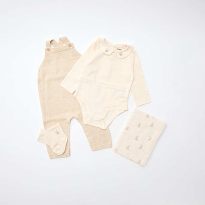 GIFTBOX salopette longue en tricot + body + lange double gaze + chaussettes BLANC