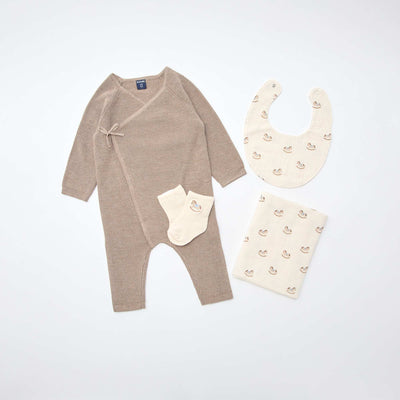 GIFTBOX Combinaison + chaussette + lange + bavoir BLANC