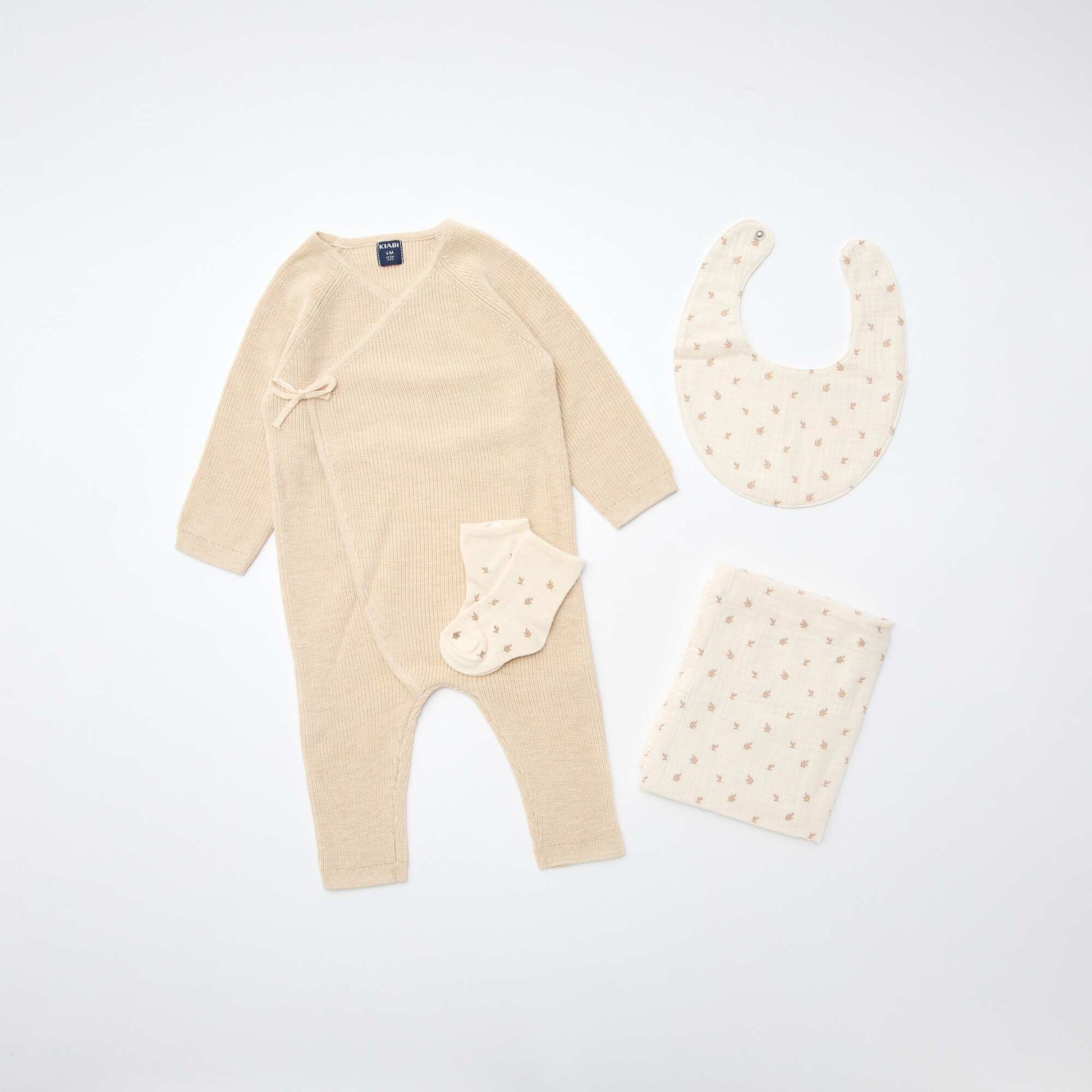 GIFTBOX Combinaison + chaussette + lange + bavoir BLANC