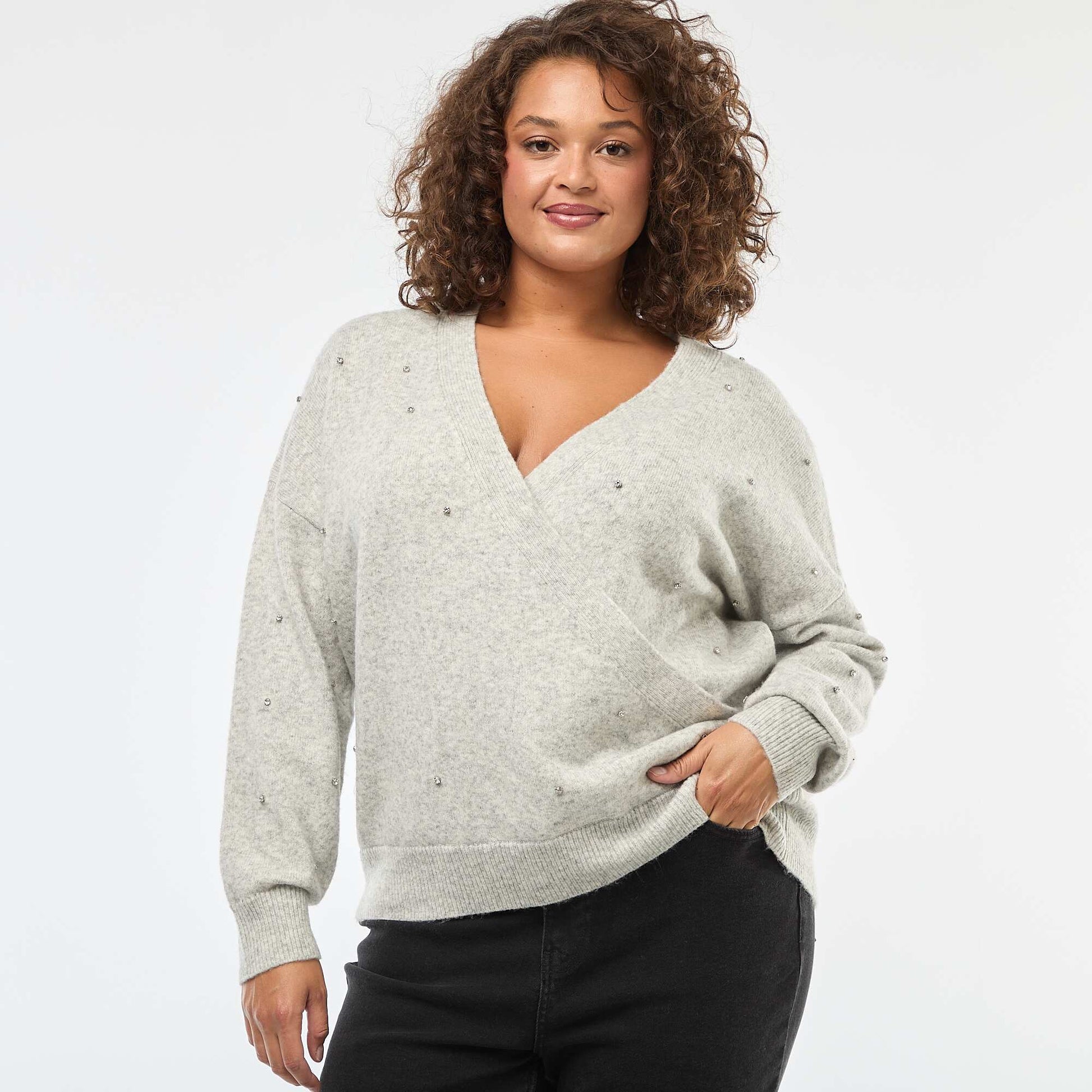 Pull avec col cache-cœur et strass fantaisies GRIS